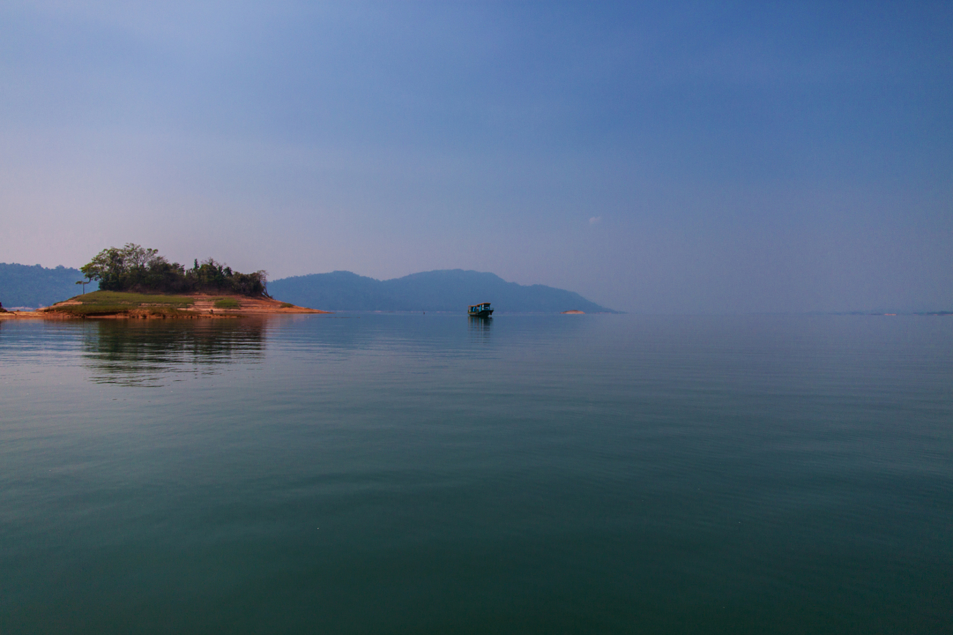 天堂寨:这是六安市金寨县的一个风景名胜,以其峡谷,瀑布和奇石而