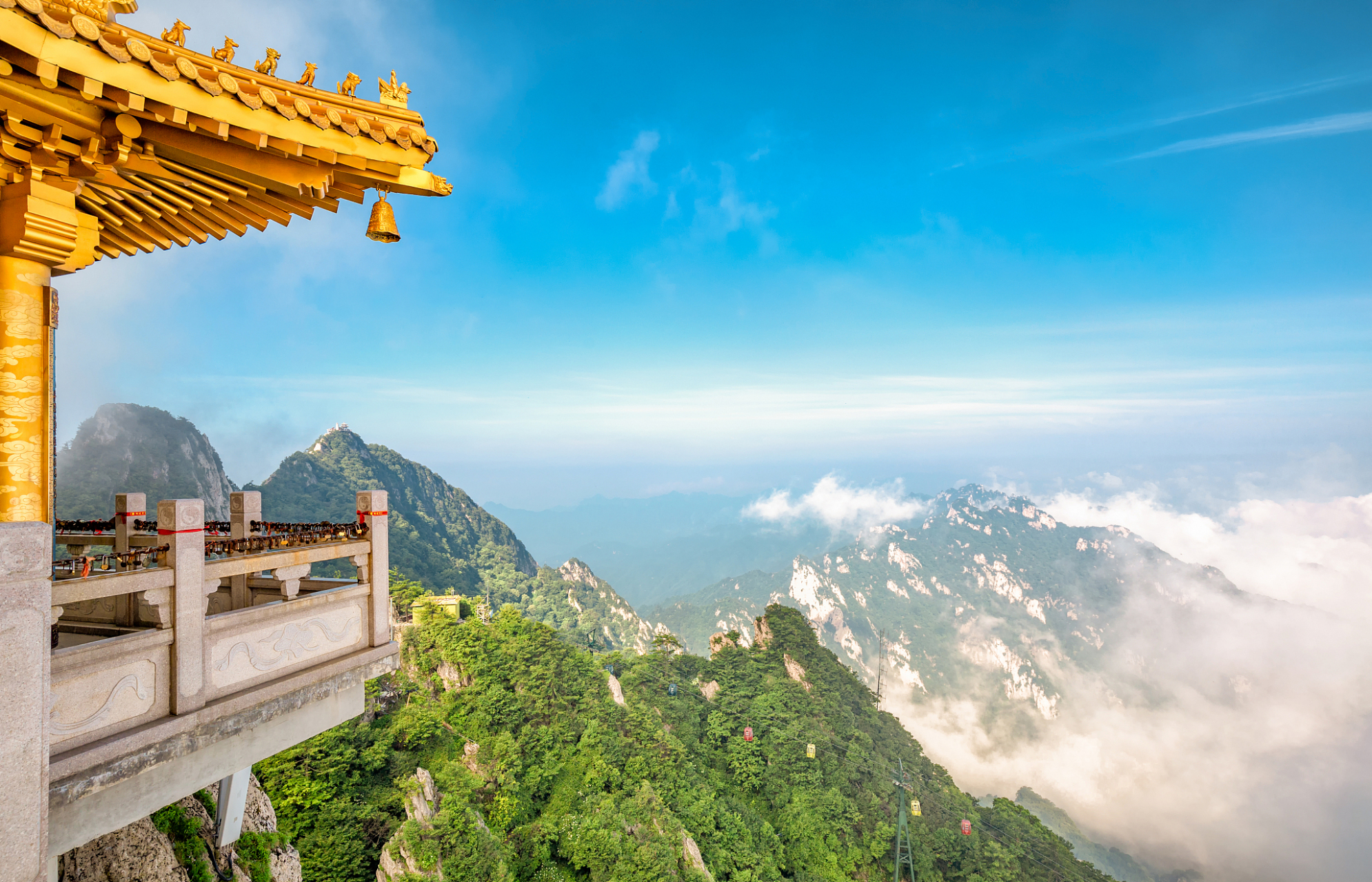 老君山位于中国河南省洛阳市,是一座具有悠久历史和文化底蕴的风景