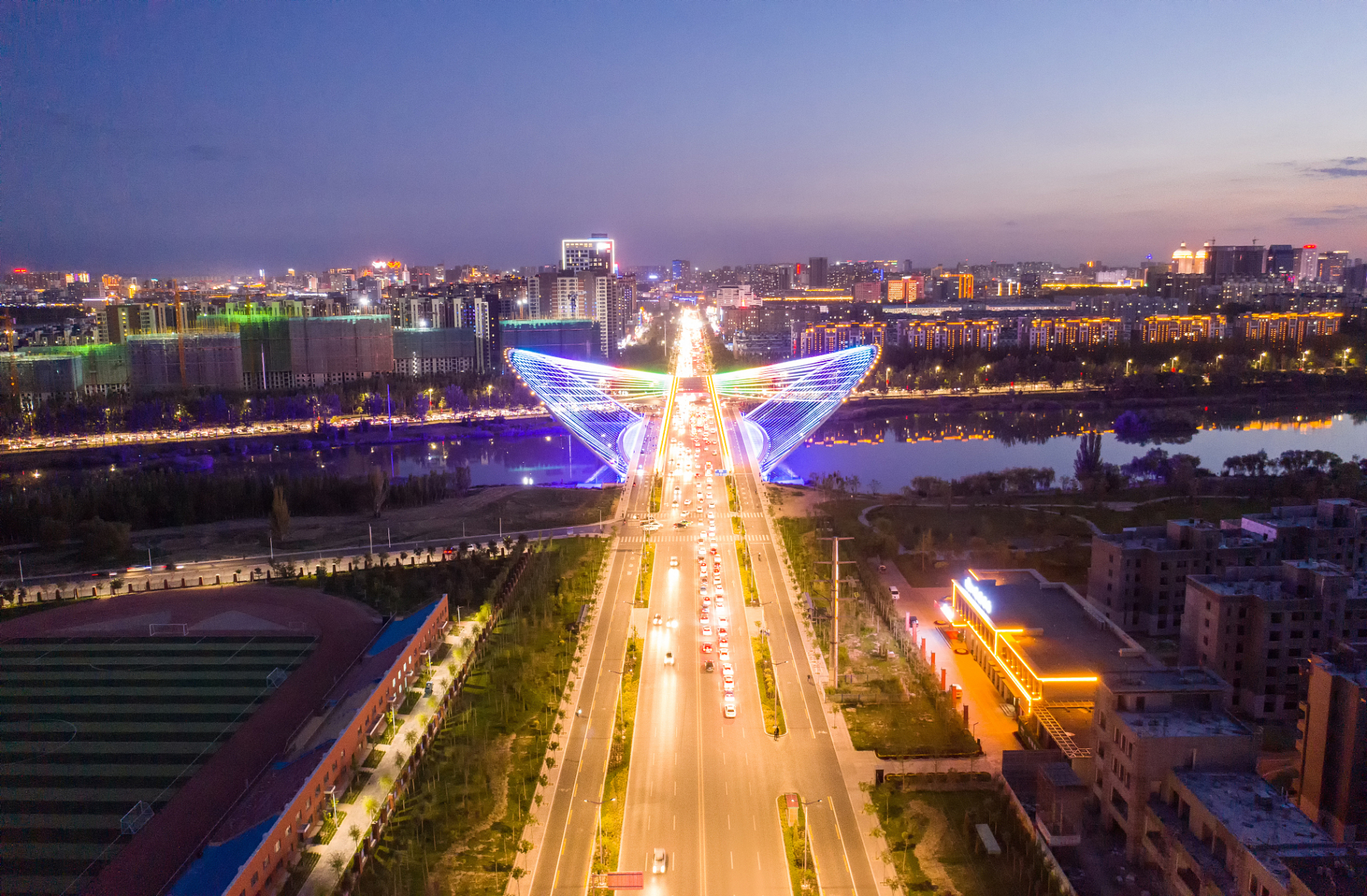 银川,宁夏的首府,位于宁夏平原中部,是一个拥有丰富历史文化的城市.