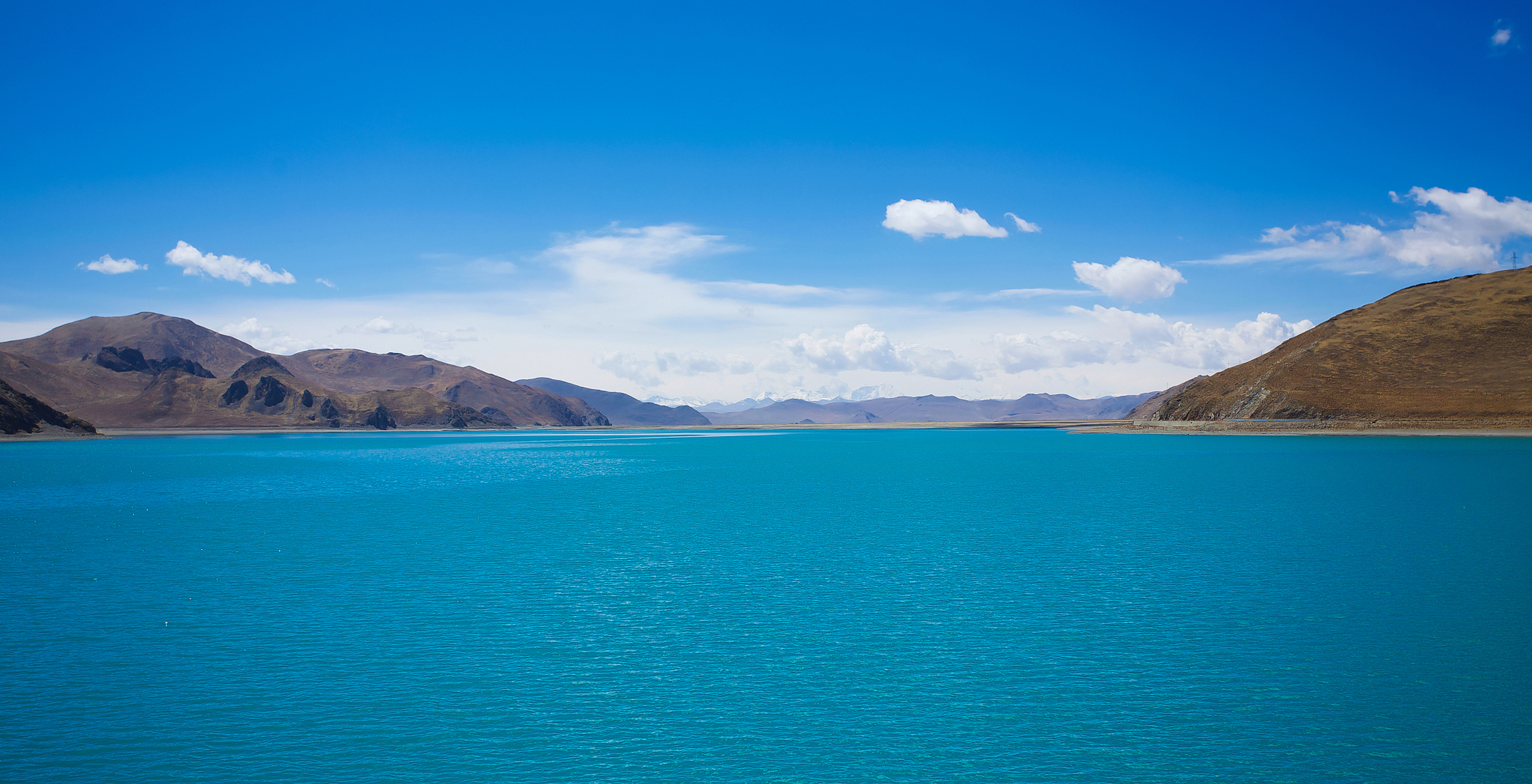 大家好,今天我要给大家讲一个关于西藏羊卓雍措湖的故事.你们知道吗?