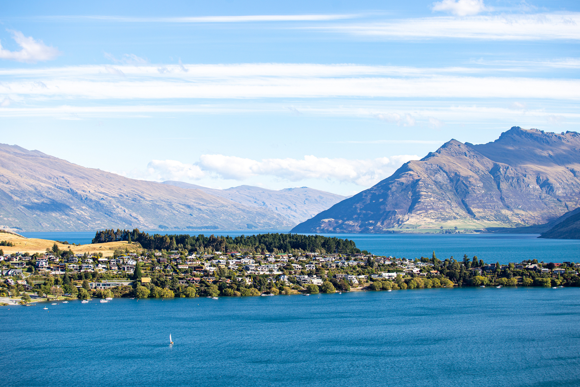 皇后镇(queenstown)是位于新西兰南岛的一个风景如画的度假胜地,以其