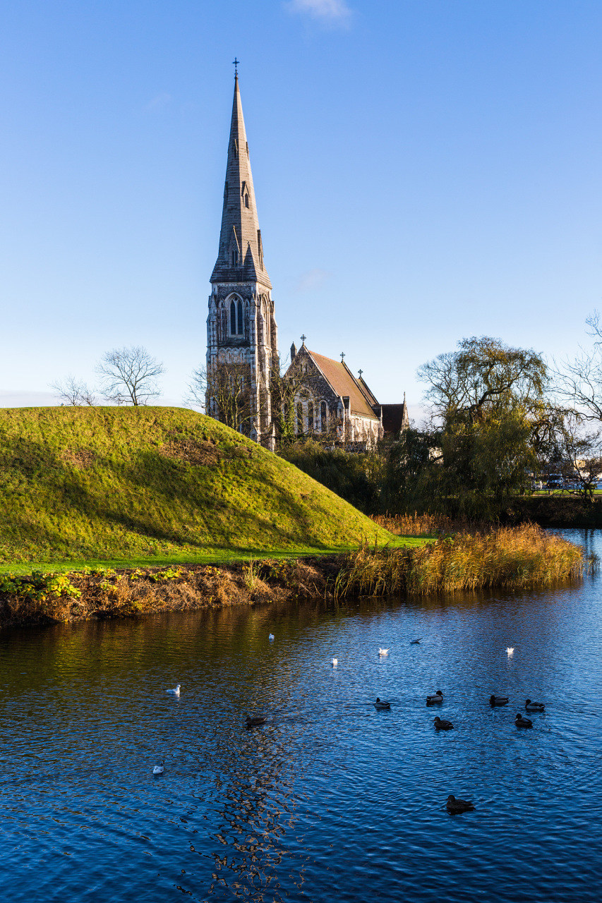 威尔士小镇的美丽水库和森林勾勒出一幅绝美画卷……四位女性和一位女