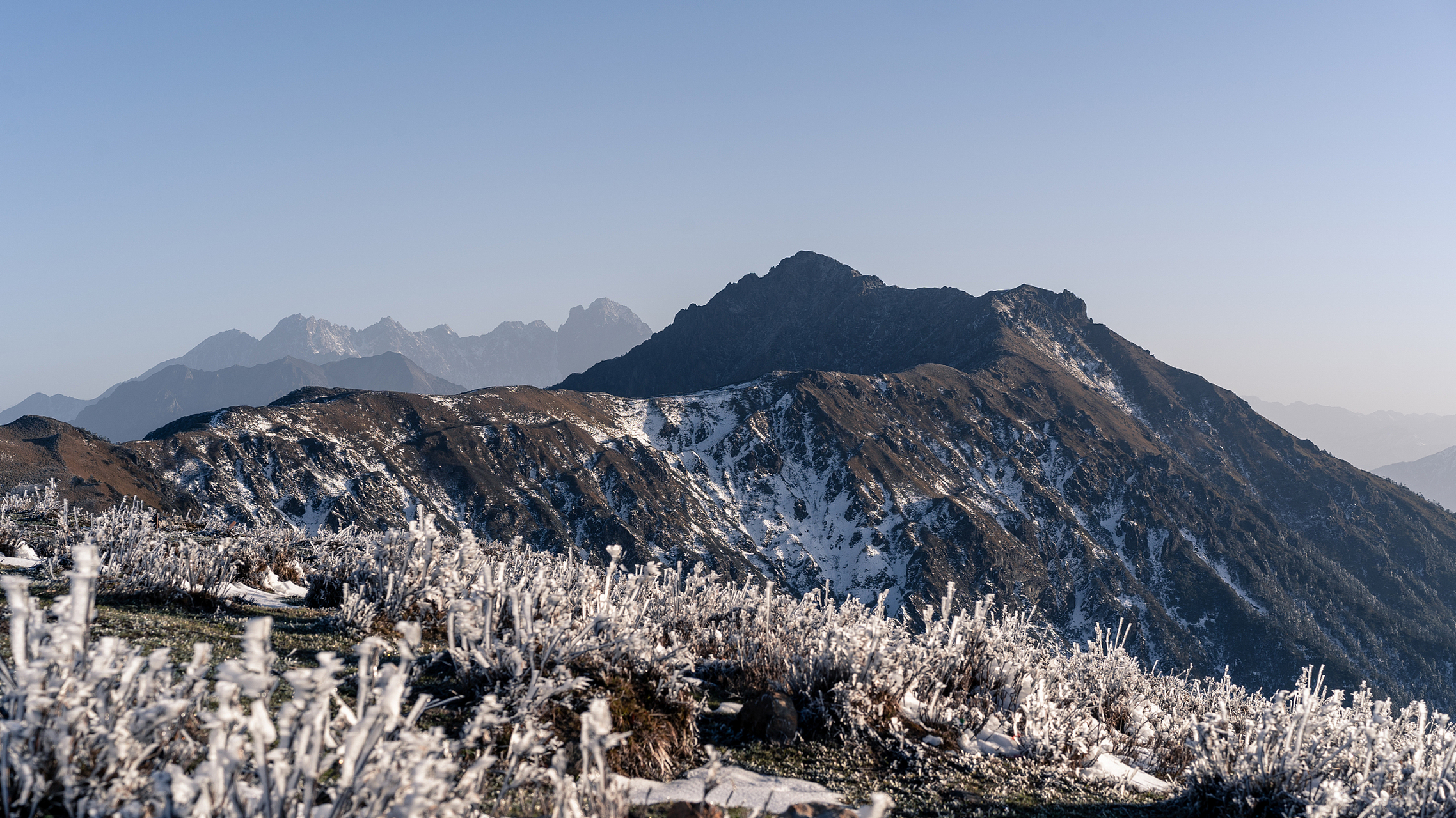 镜头里的春天# 春游"春色满园西岭雪山",这句诗仿佛将一幅生机盎鹊哪