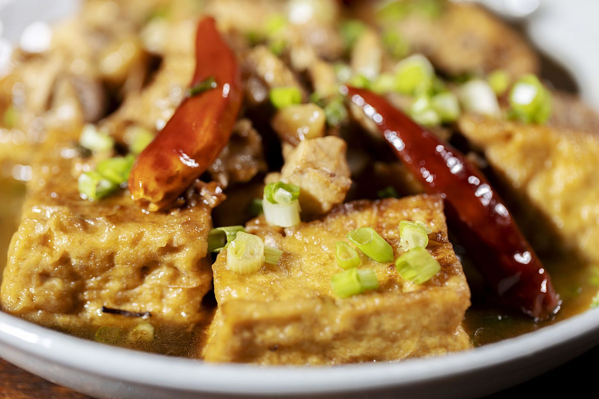 金鸡口袋豆腐是保山金鸡乡的一种独特民间传统菜肴,用上好黄豆磨成细