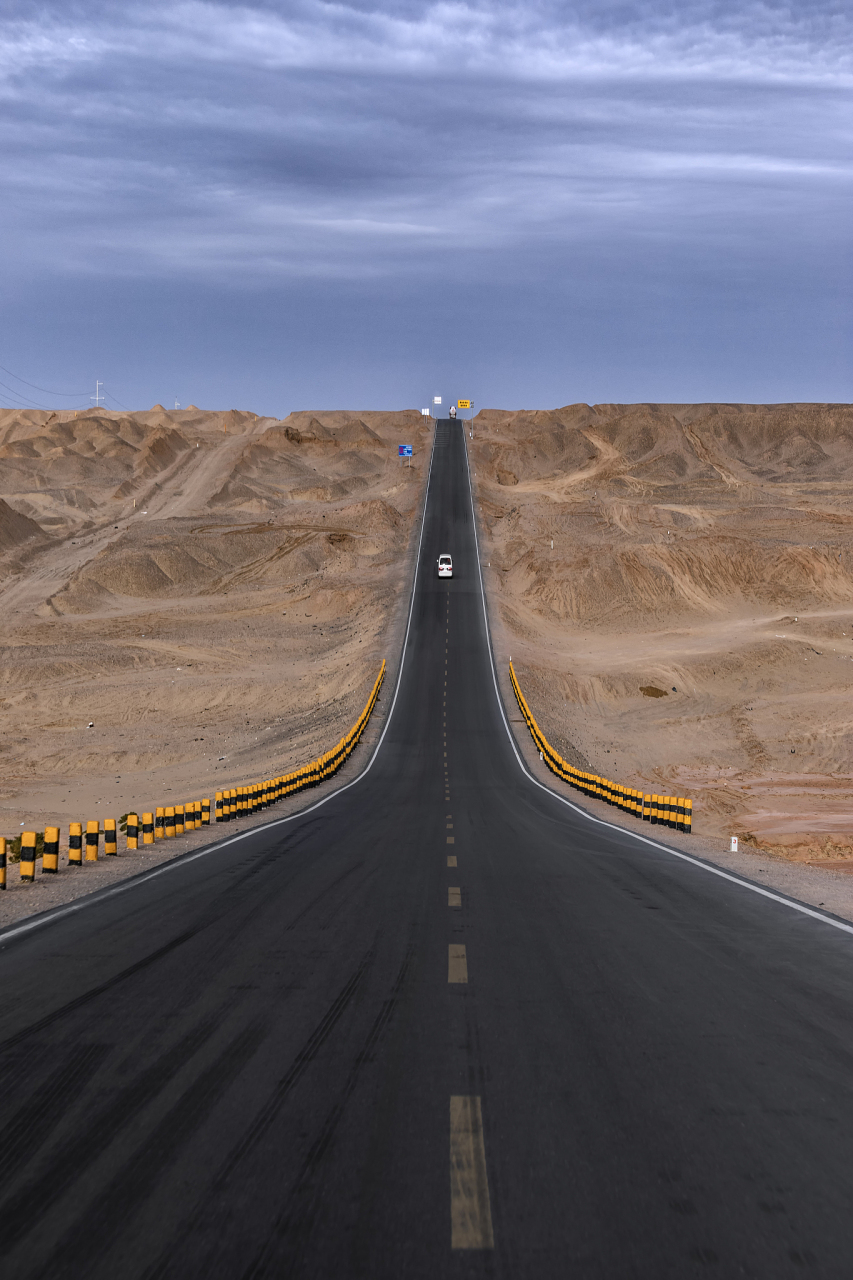 它就是:独库公路,一条横穿天山南北的景观大道!