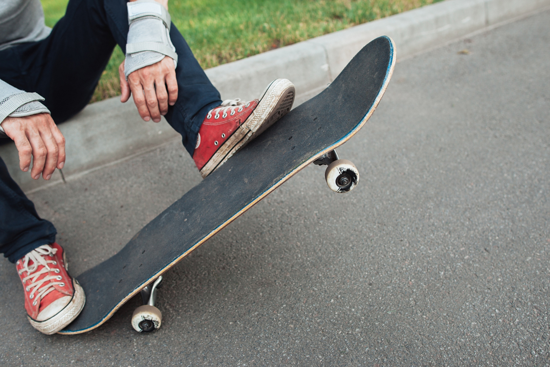 滑板运动,挑战自我!通过基础平衡和滑动练习提升你的身体协调性