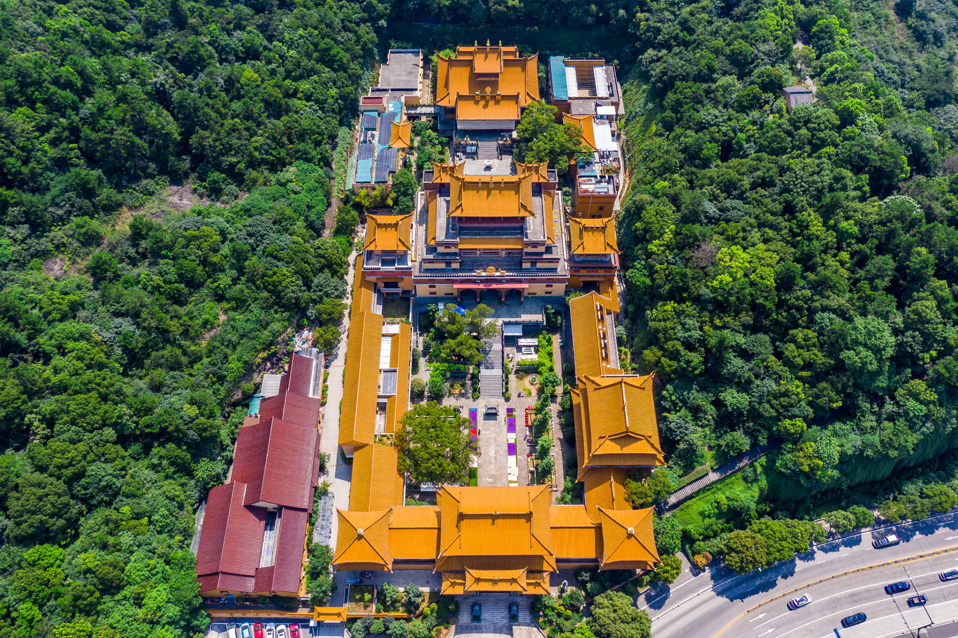 云隐寺是一座位于中国东部的古老庙宇,四周被苍翠的山林环抱,历史可以