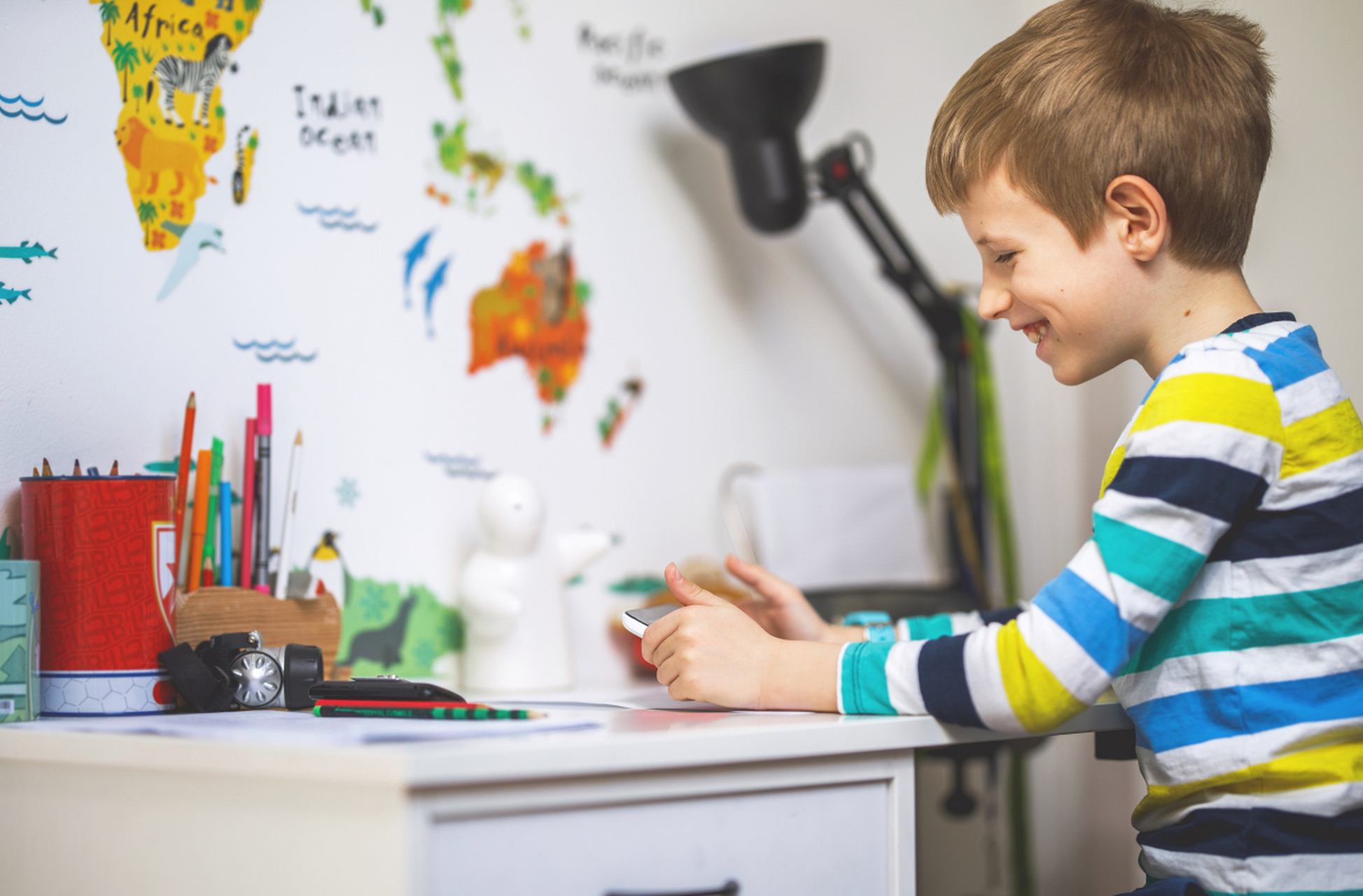 很多家长有疑惑,为什么我家的孩子看电视,玩游戏,一玩2小时,都很