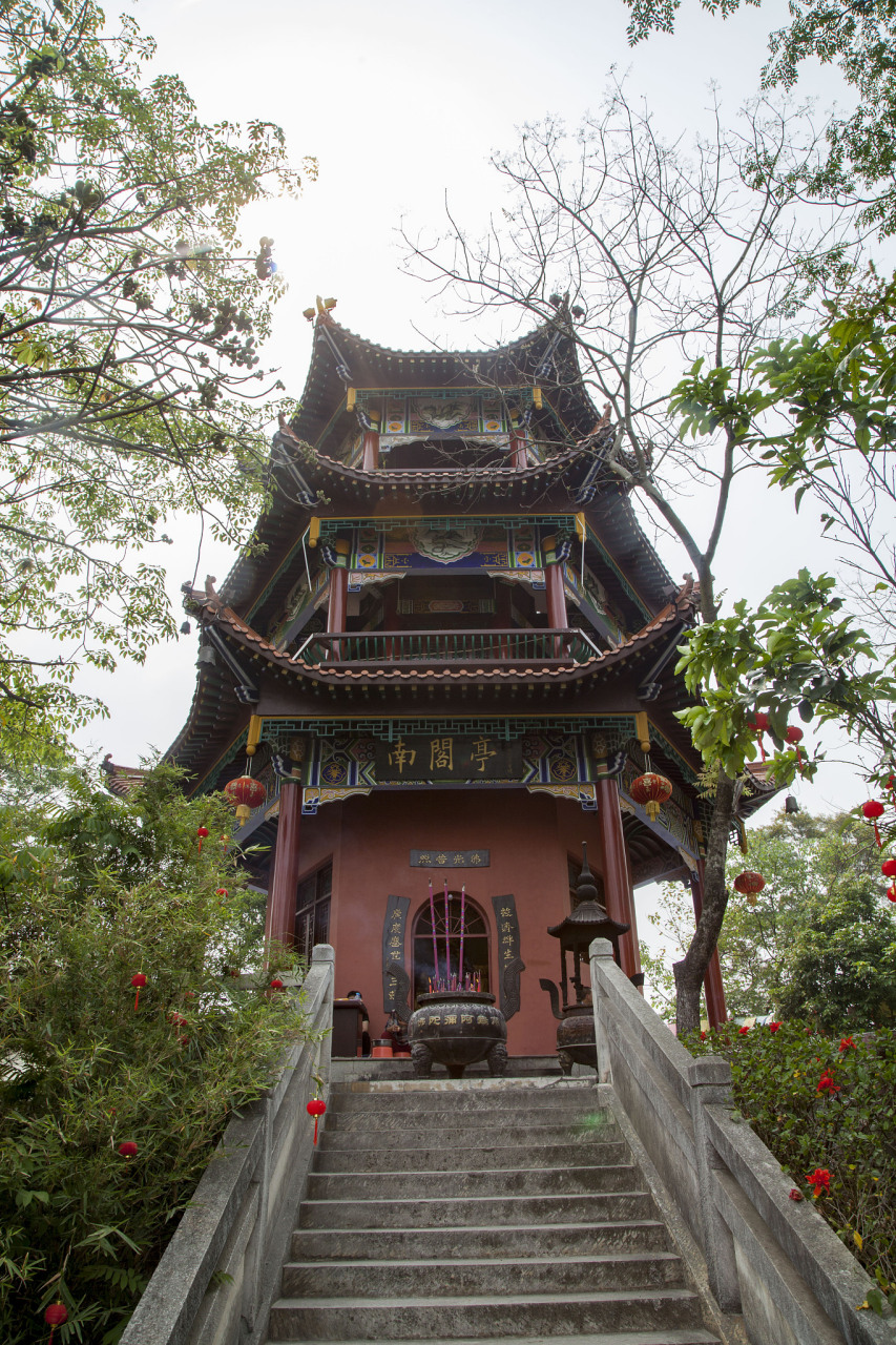 昆明西山是春日里滇池边的一个宁静去处,您可以参观华亭寺,聂耳墓