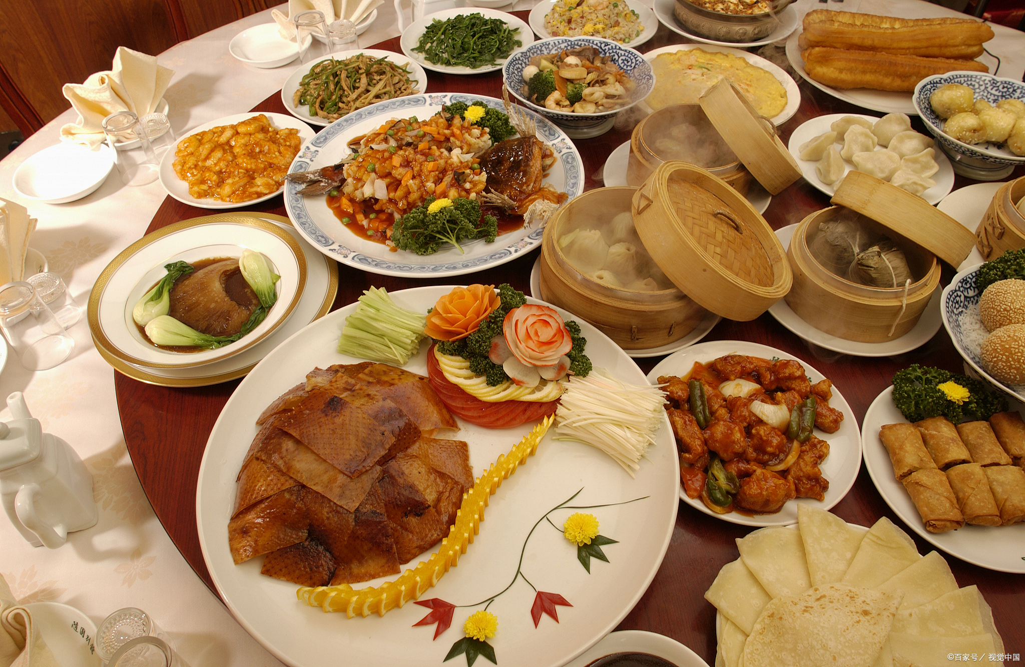 在潮汕地区,年夜饭的特色主要体现在以下几个方面:  首先,潮汕地区的