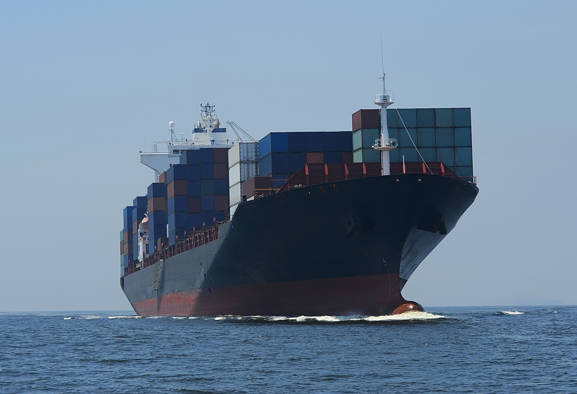 随着海洋运输业的不断发展,远洋运输的各类岗位,逐渐面向海外雇员.