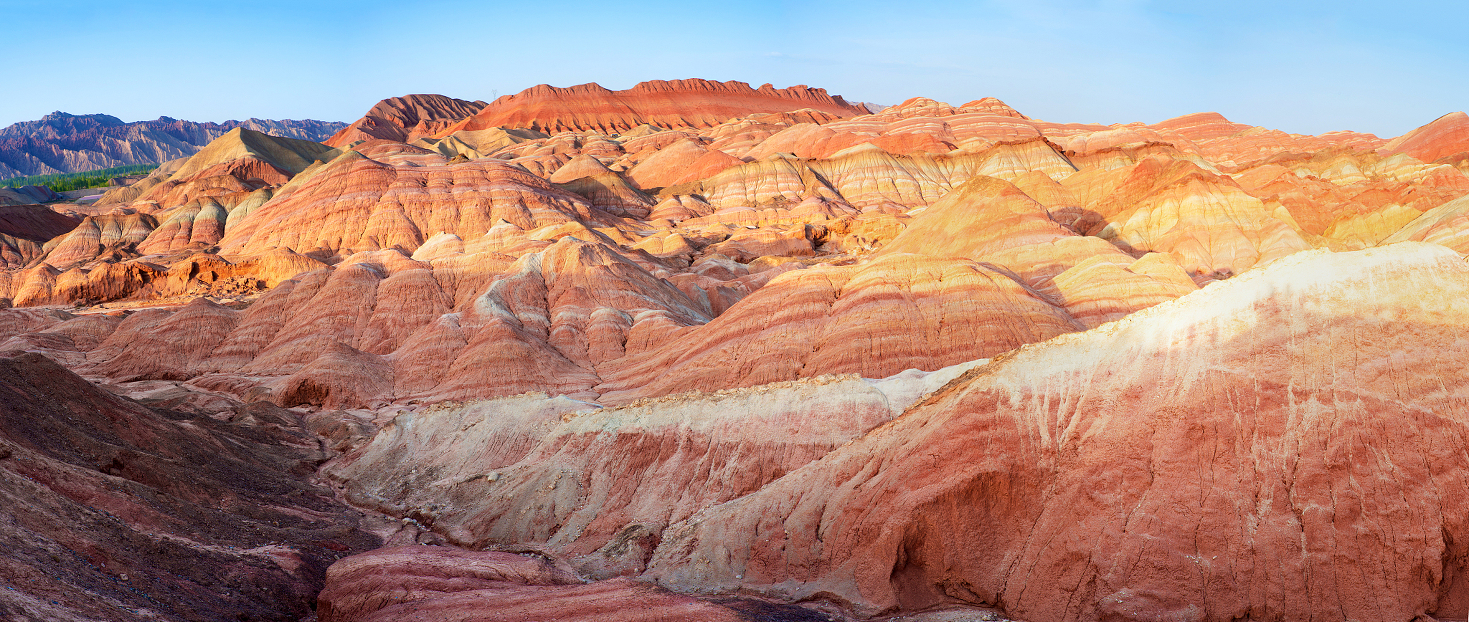 水墨丹霞景区是位于甘肃省兰州市永登县树屏镇的自然瑰宝,拥有丰富的