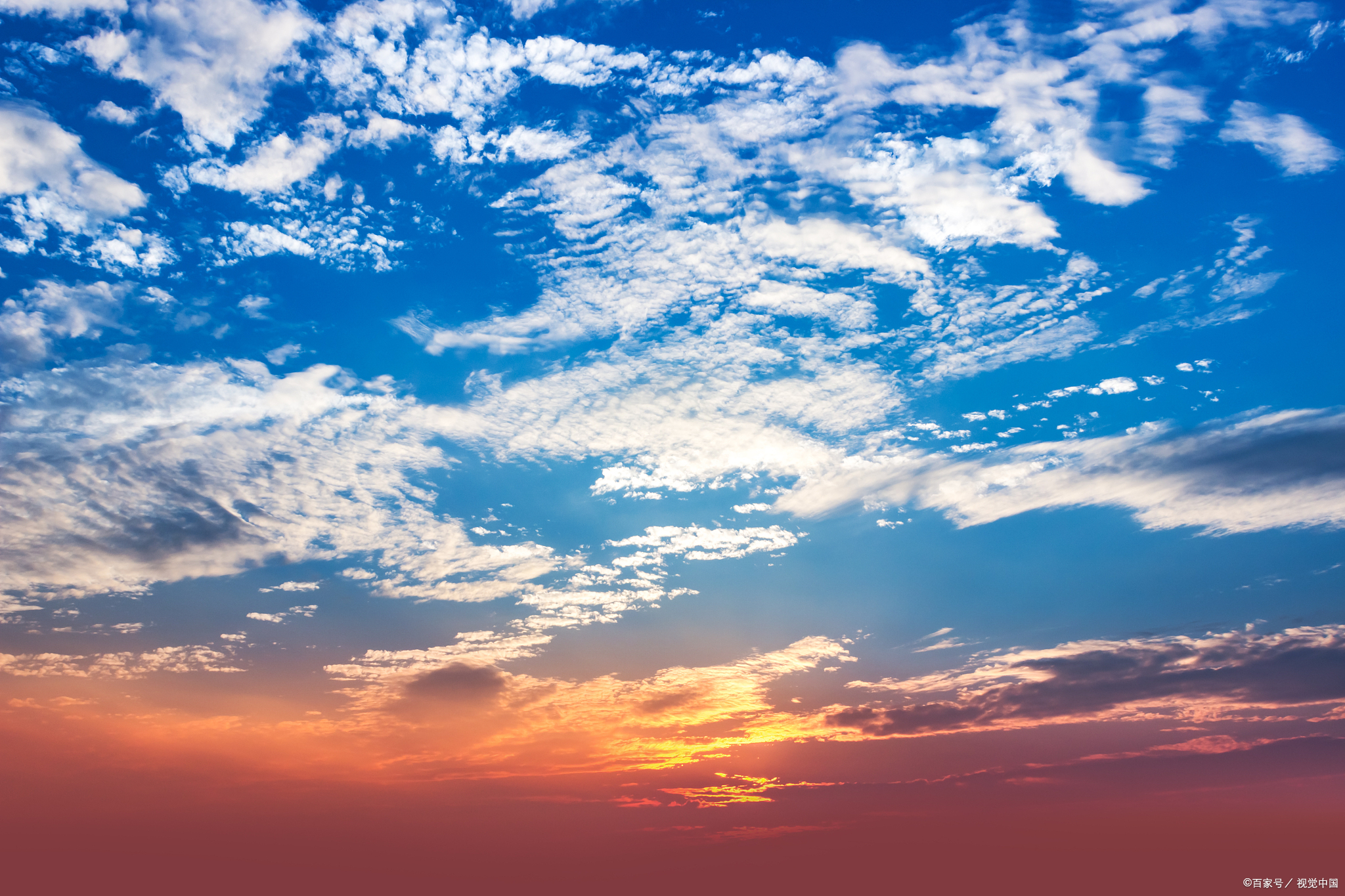 无论是晴朗的蓝天白云,还是日出日落时的绚丽光影,抑或是繁星点点的