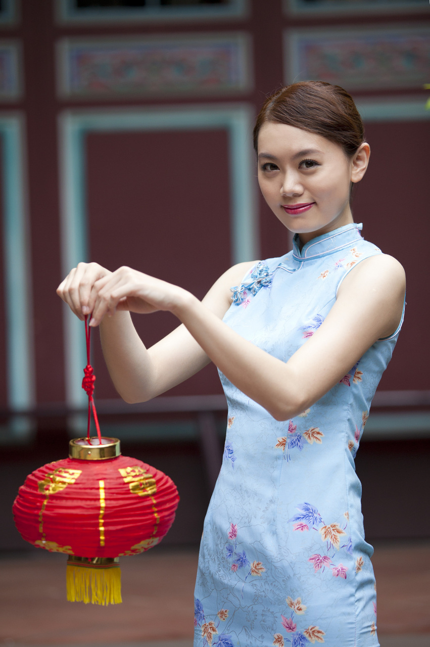 旗袍是中国女性服装的经典,也是最能体现东方女性美的经典服饰,在旗袍