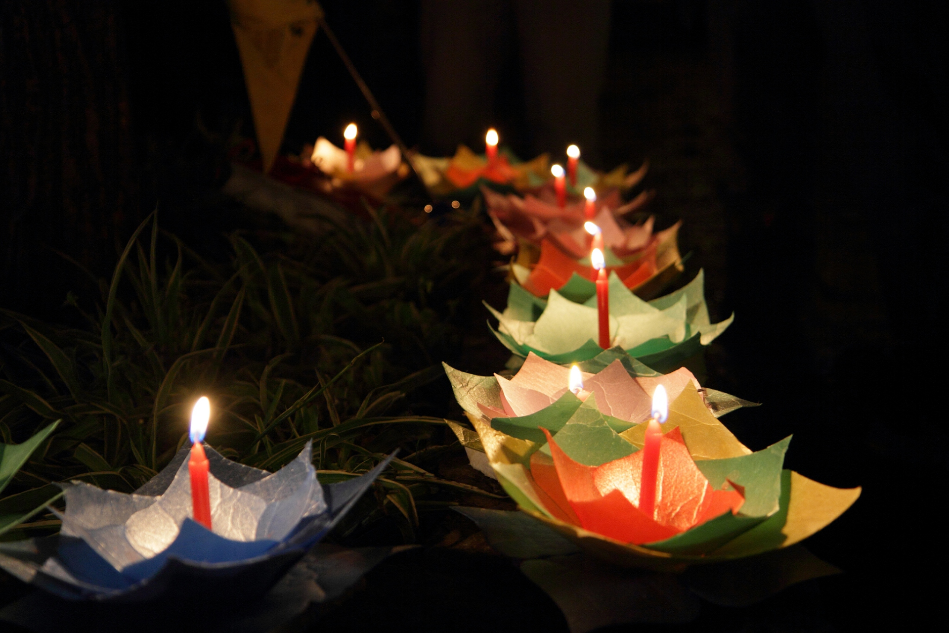 "纷如列宿时时出,宛似流觞曲曲来" 中元节,祭祀,放河灯,遥寄哀思.