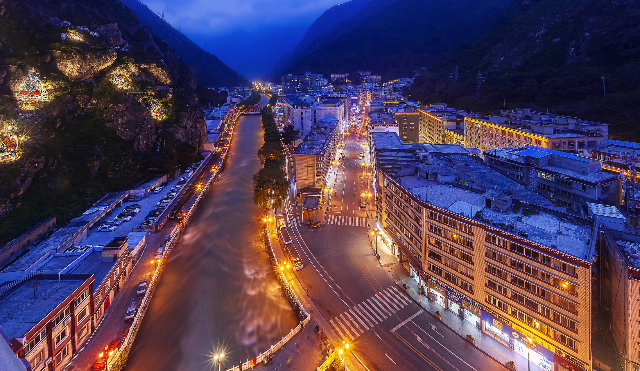 康定市以其雄伟的自然景观和独特的藏传佛教文化而闻名.