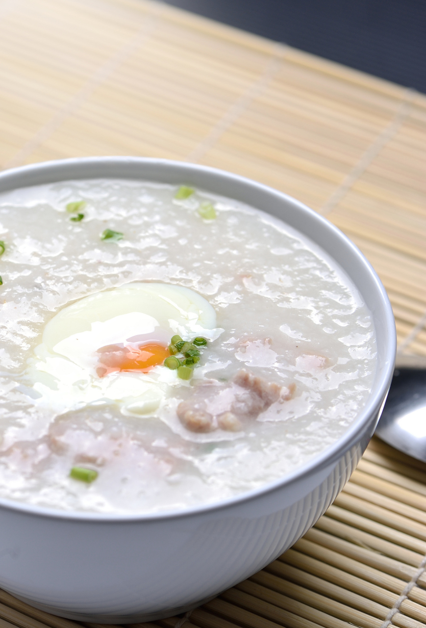 秋日养生粥——莲藕瘦肉粥  莲藕瘦肉粥是一道营养丰富,口感清淡的