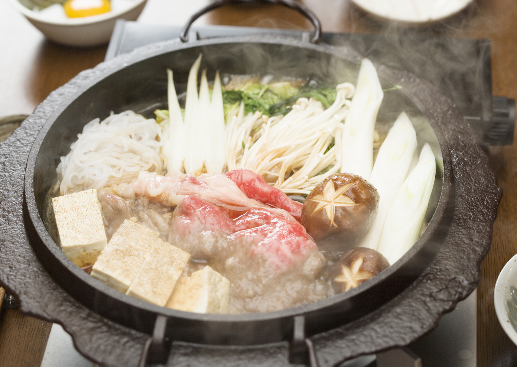 解密日本寿喜锅:品尝醇香浓郁的寿喜烧酱汁,享受丰富多样的食材和温暖