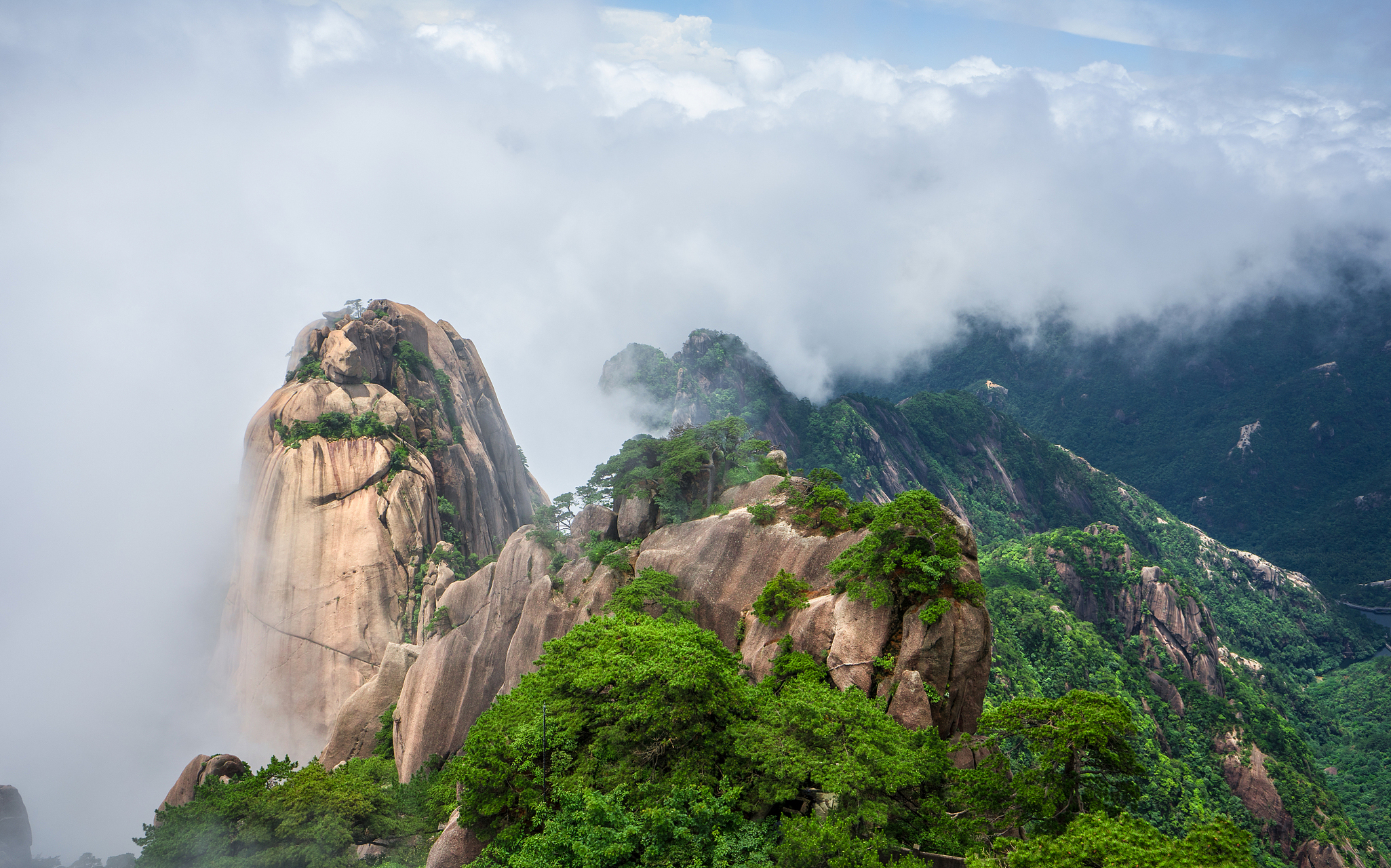 安徽黄山是中国著名的山岳风景区和避暑胜地之一.