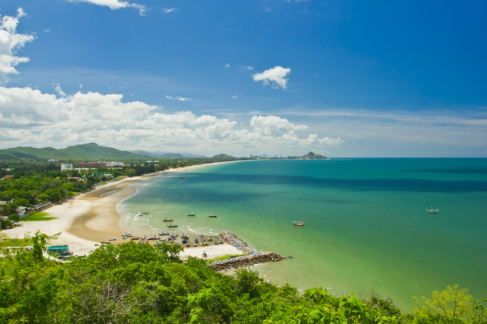 双月湾地处于惠东县港口滨海旅游度假区,地处惠东县稔平半岛的南端