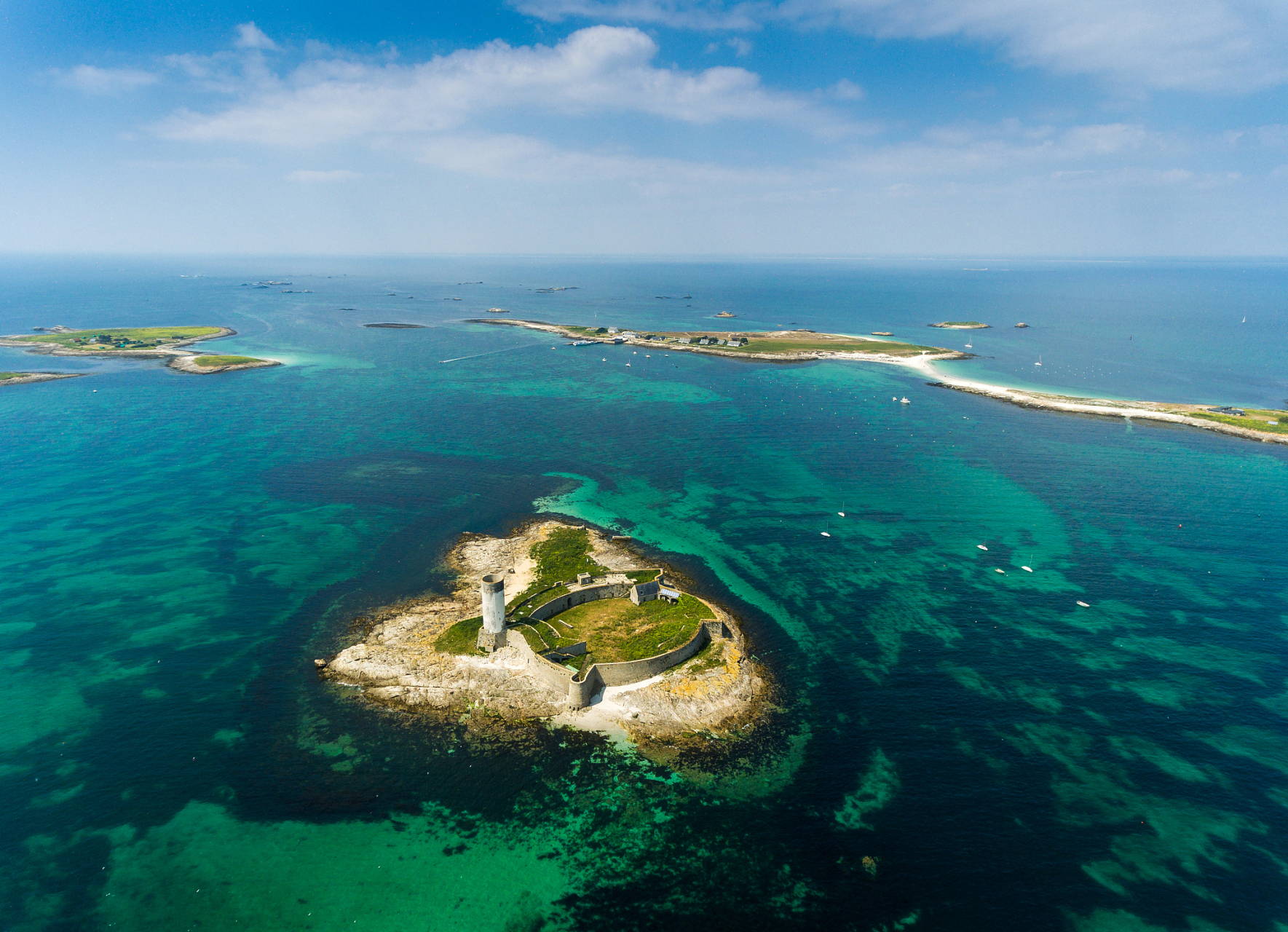 在我国美丽的西沙群岛,每年都会出现一种奇特的自然现象——海水闪光.