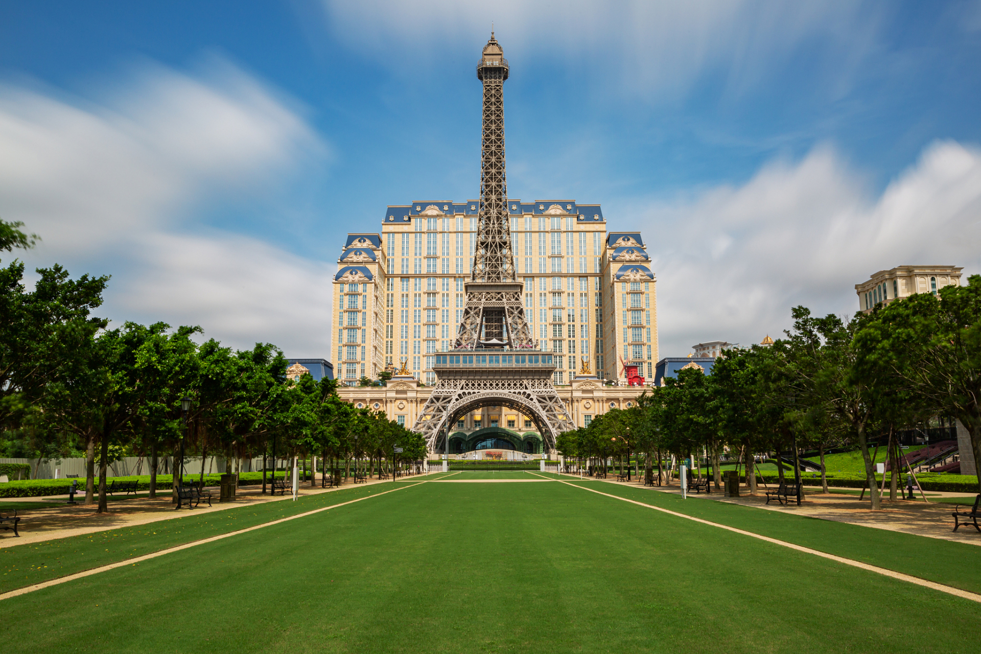 其著名的轻工业,旅游业,酒店业和娱乐场使澳门长盛不衰,成为全球最