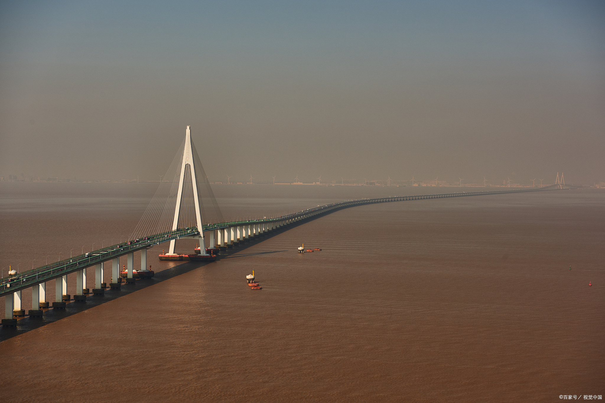 杭州湾跨海大桥是连接浙江嘉兴与宁波的跨海大桥,属g15沈海高速部分
