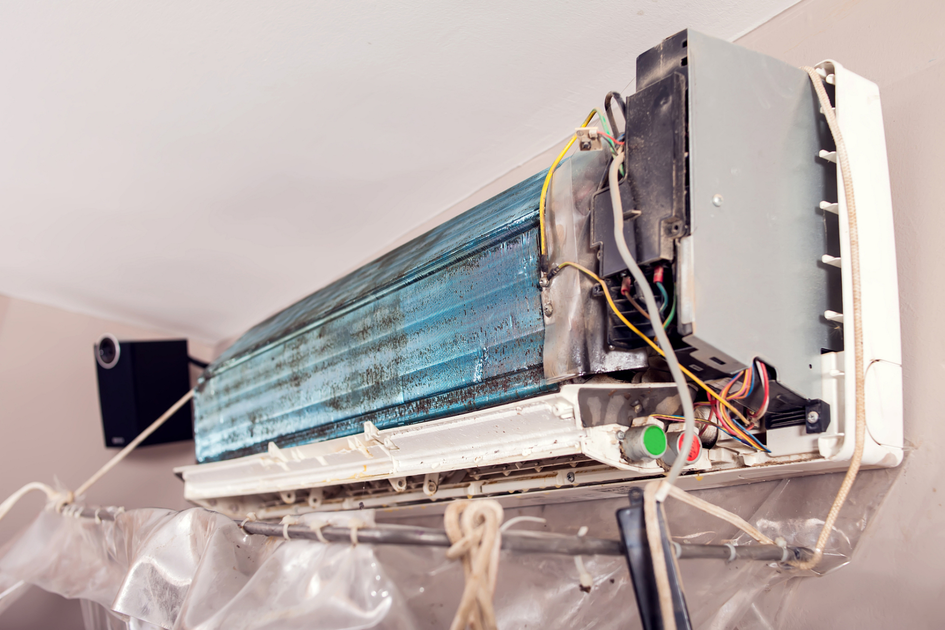 这可能是冷凝水排放受阻,室内机安装不当,滤网脏堵或冷凝器故障引起的