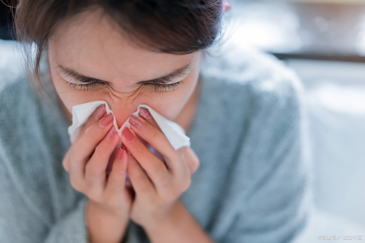 流感发病初期,最先出现的往往是类似普通感冒的症状,如突然发热,体温