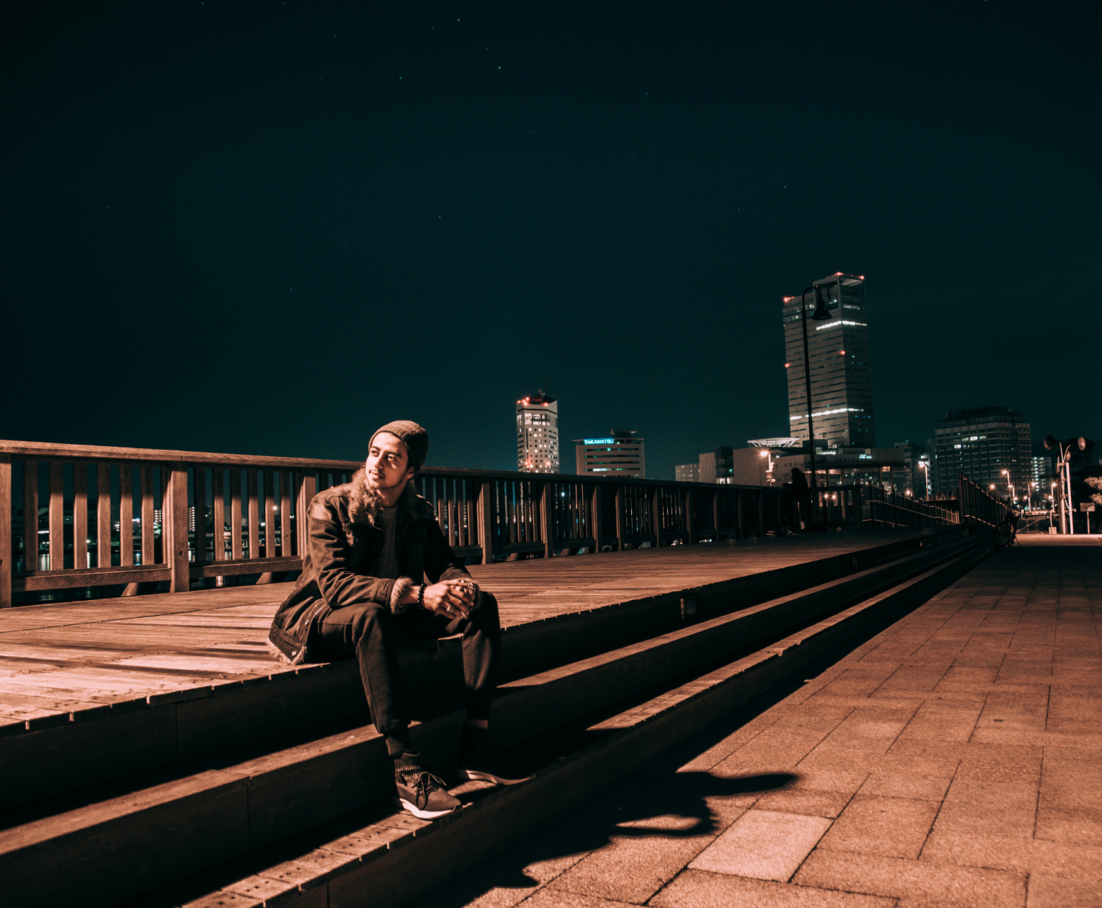 都市夜景一个人图片