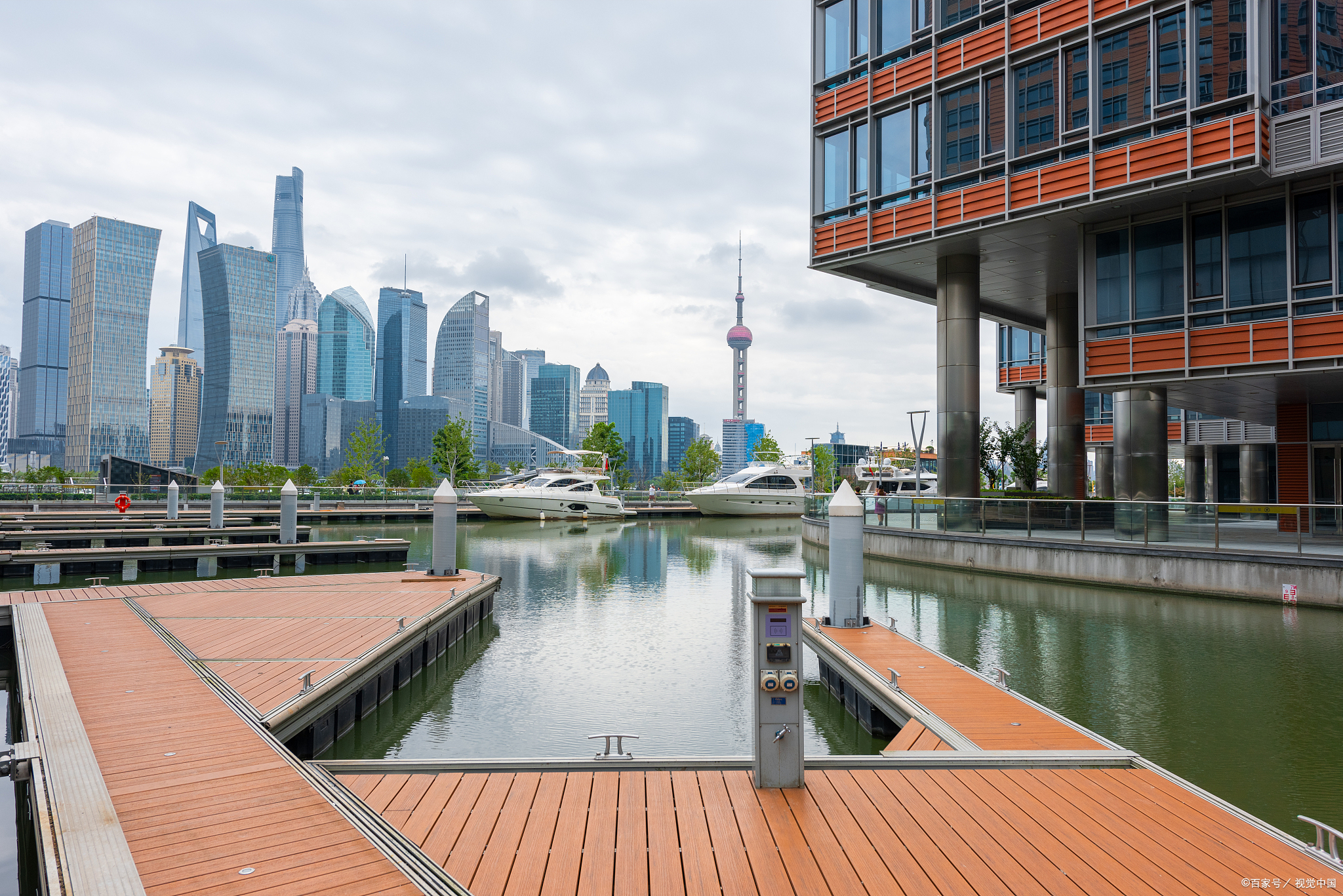 徐汇滨江是上海市徐汇区的一个重要景点,沿龙华西路