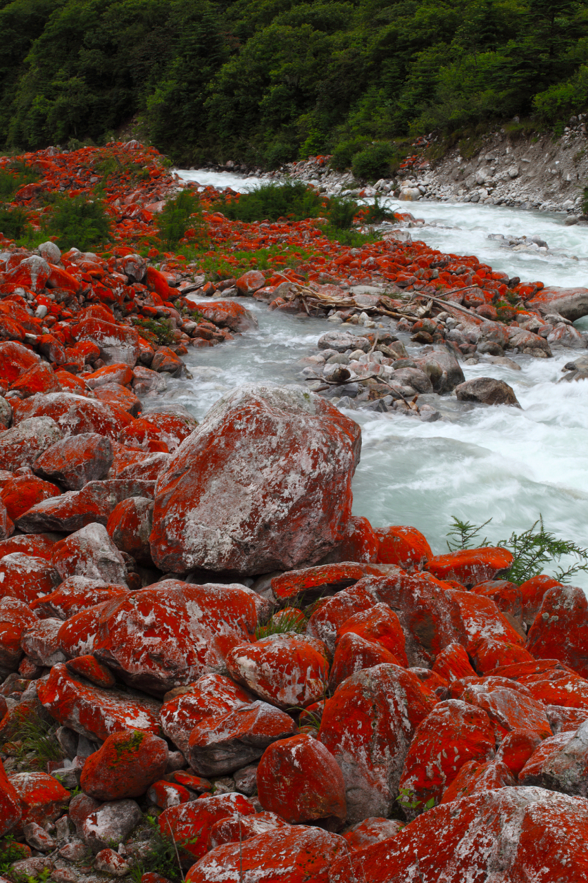 自然景观:红石滩 位于四川省甘孜藏族自治州泸定县海螺沟景区境内有