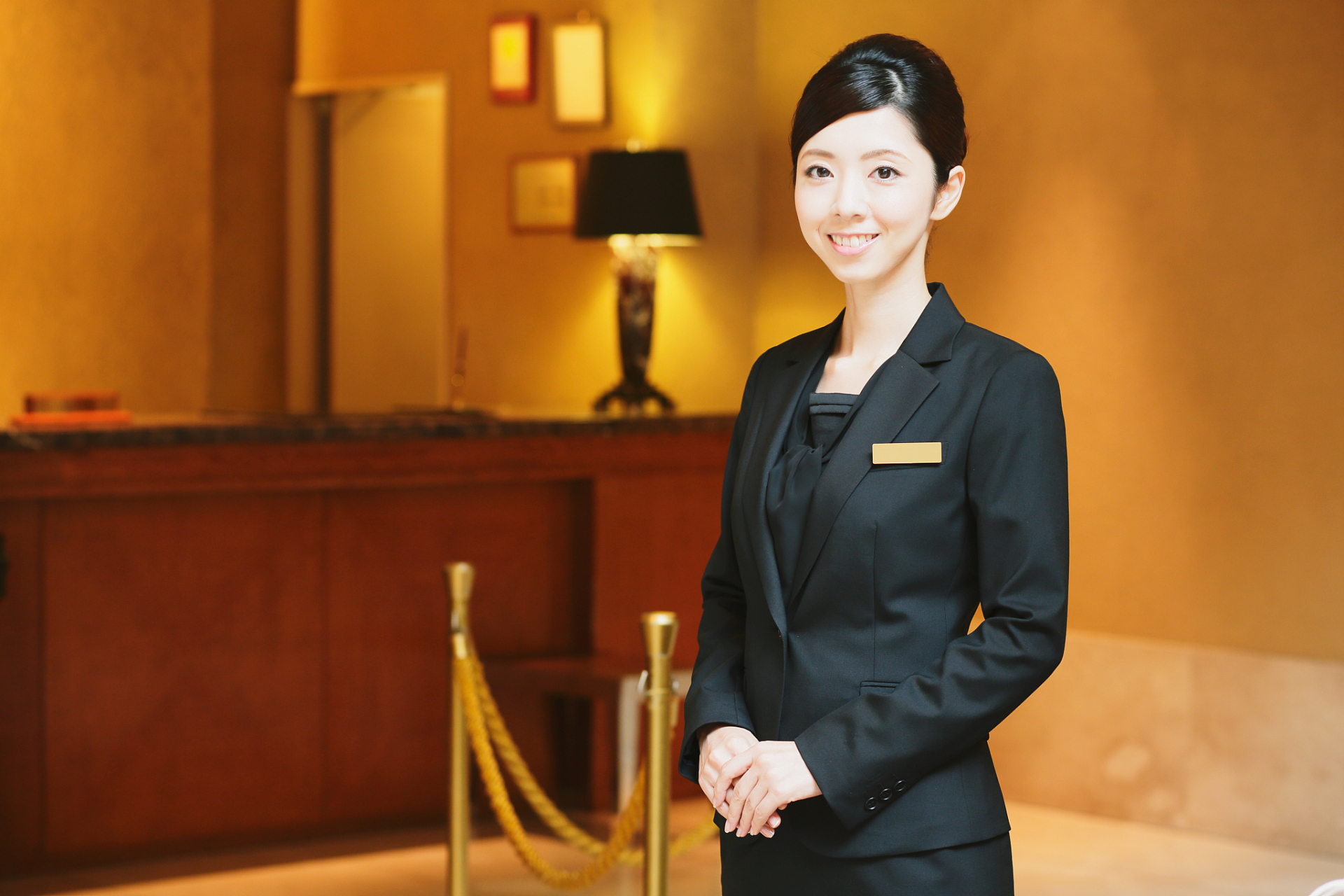 一位富豪去酒店开房间,前台小姐问他:"您要几个人的房间?