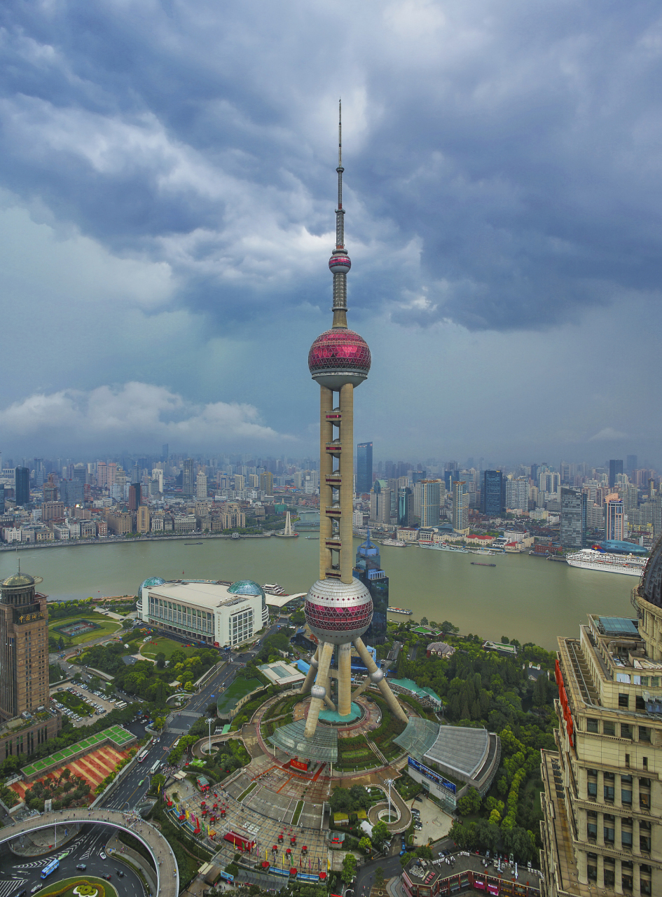 东方明珠广播电视塔是上海的标志性文化景观之一,位于浦东新区