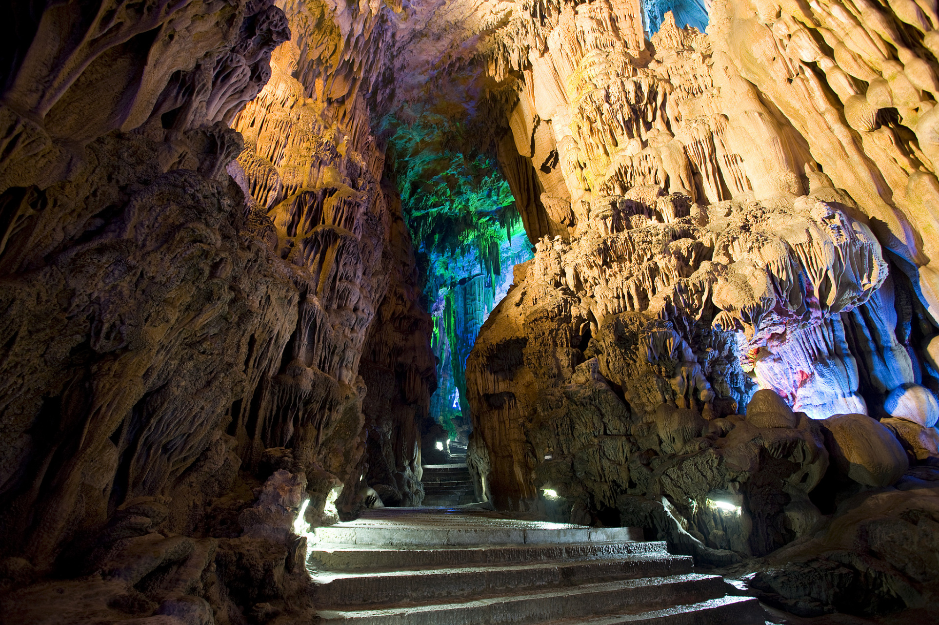 芙蓉洞,这处深藏在武隆区江口镇的神秘之地,是每一个旅行者都不容错过