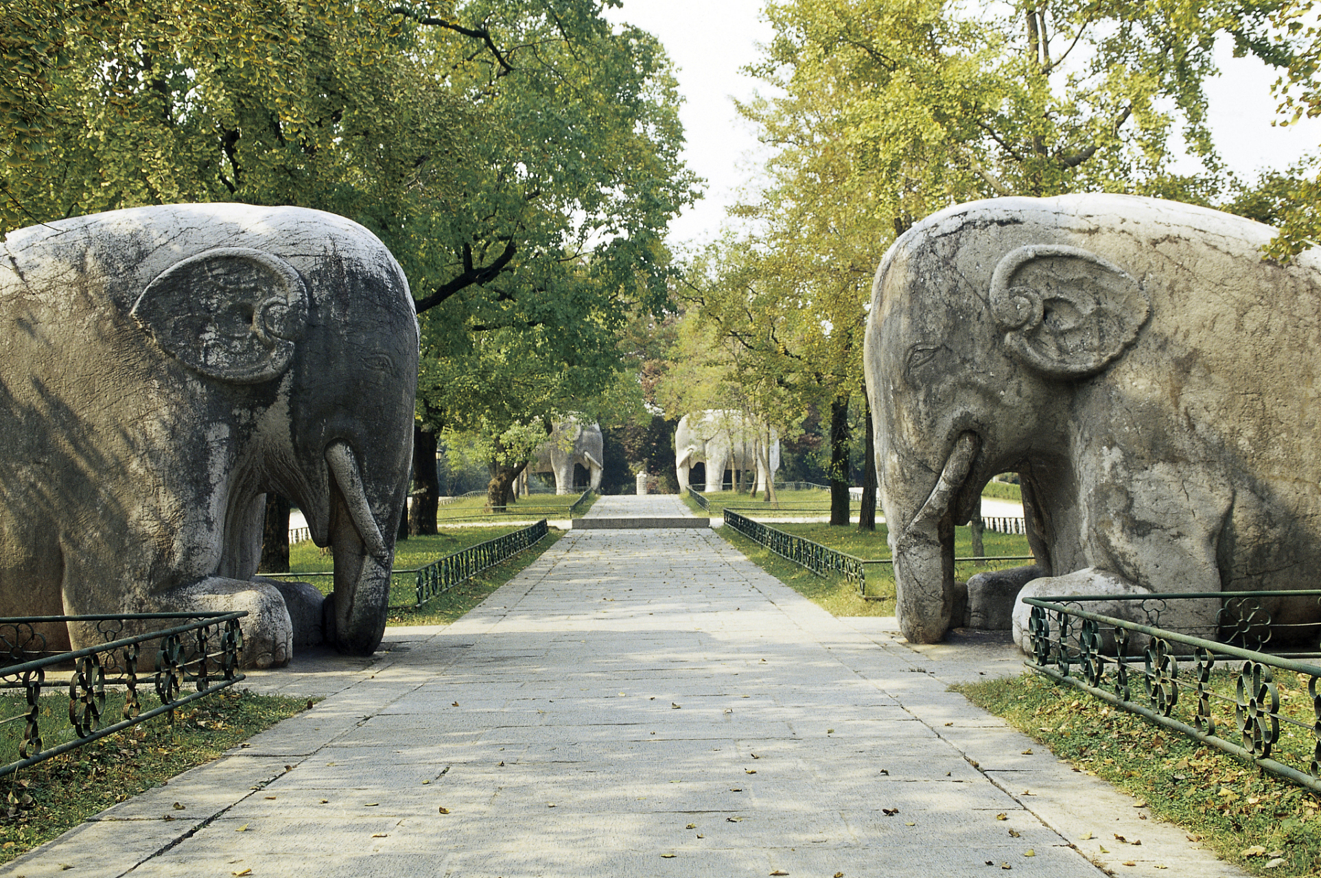明孝陵是明朝开国皇帝朱元璋和王皇后的陵墓,是中国古代陵墓艺术的