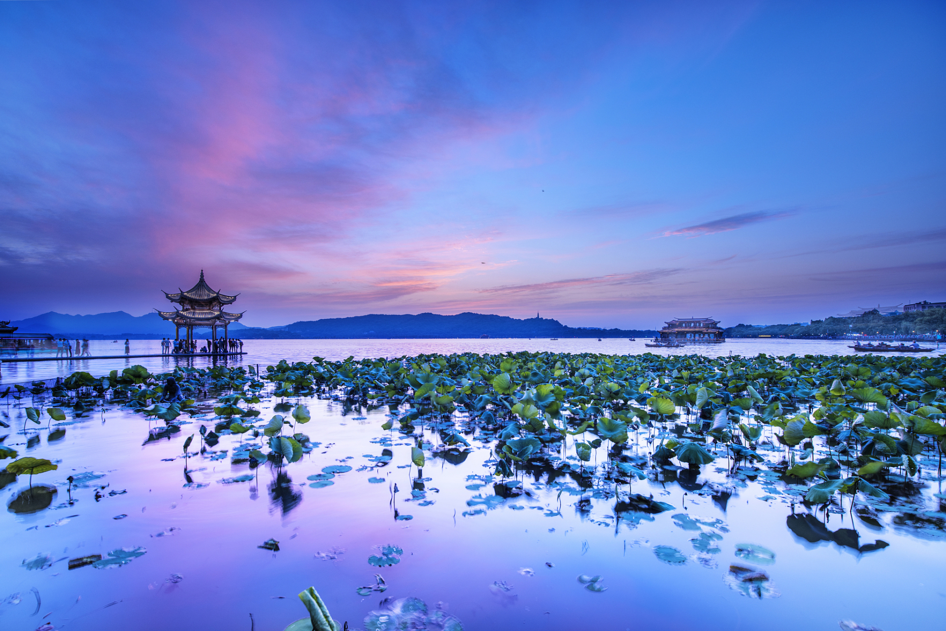 西湖,这座位#秋日生活创作季# 于中国浙江省杭州市的著名风景区,有着