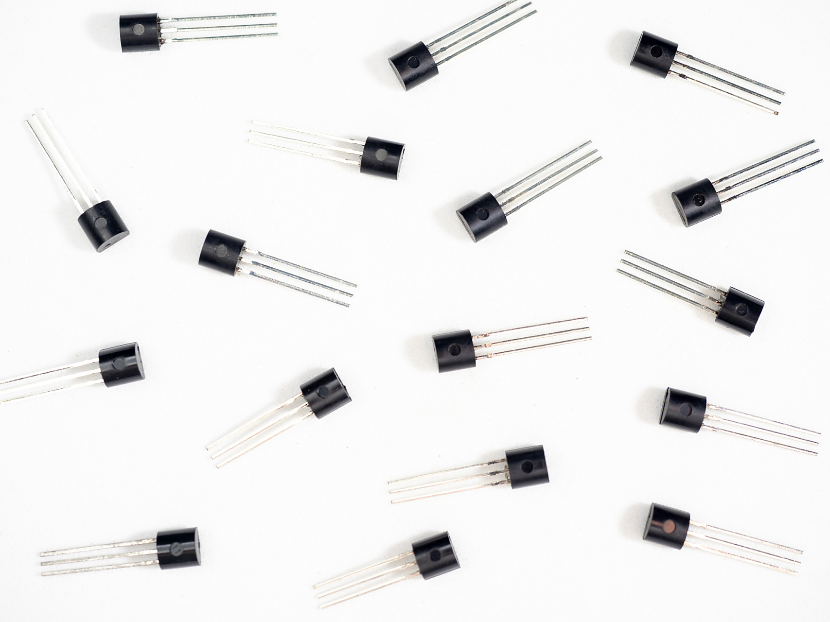 晶体二极管  二极管又称晶体二极管,简称二极管(diode);它只往一个