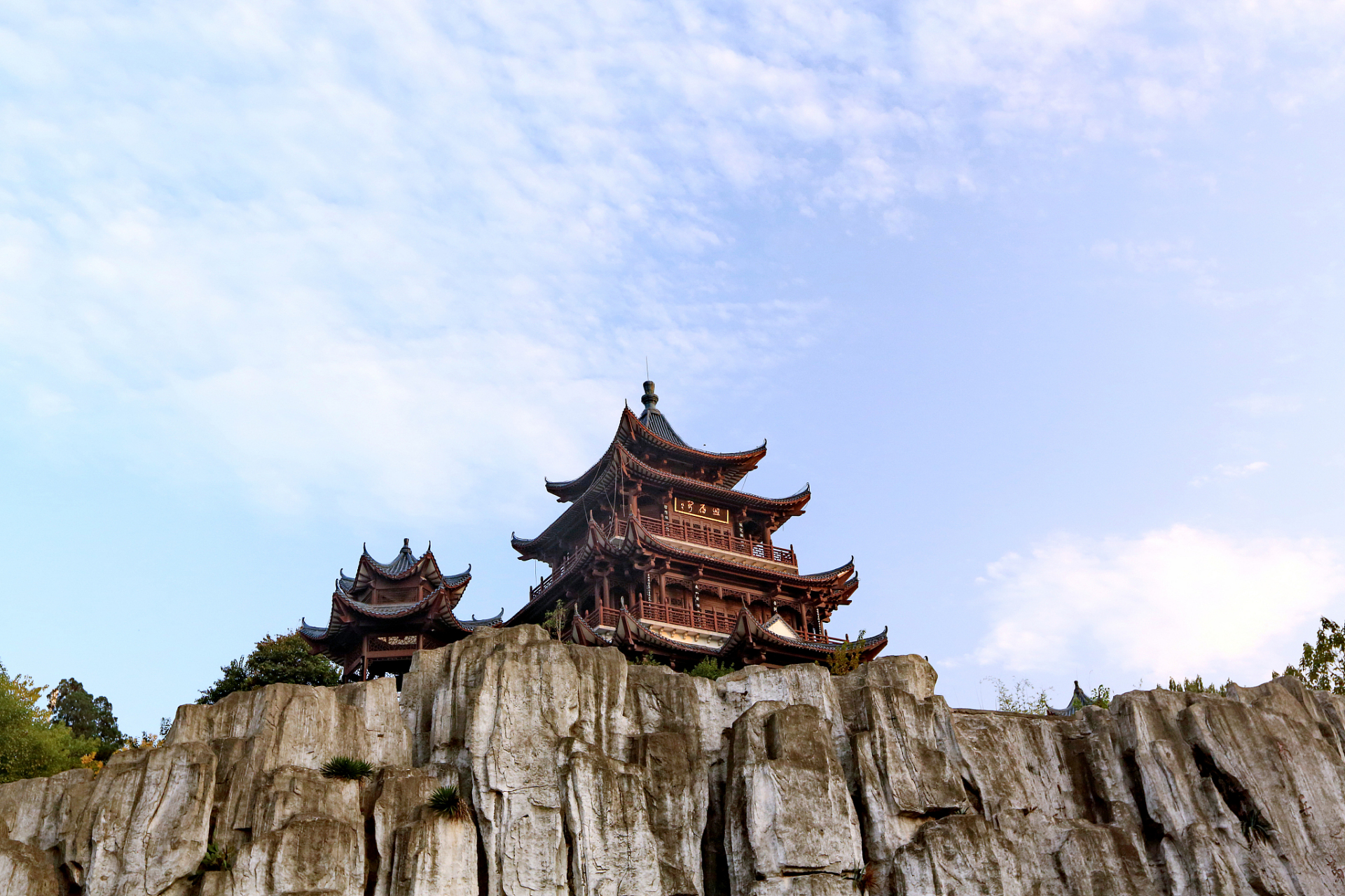 大家好,今天我们来探索一下岳阳楼-君山岛景区,这个由岳阳楼和君山岛