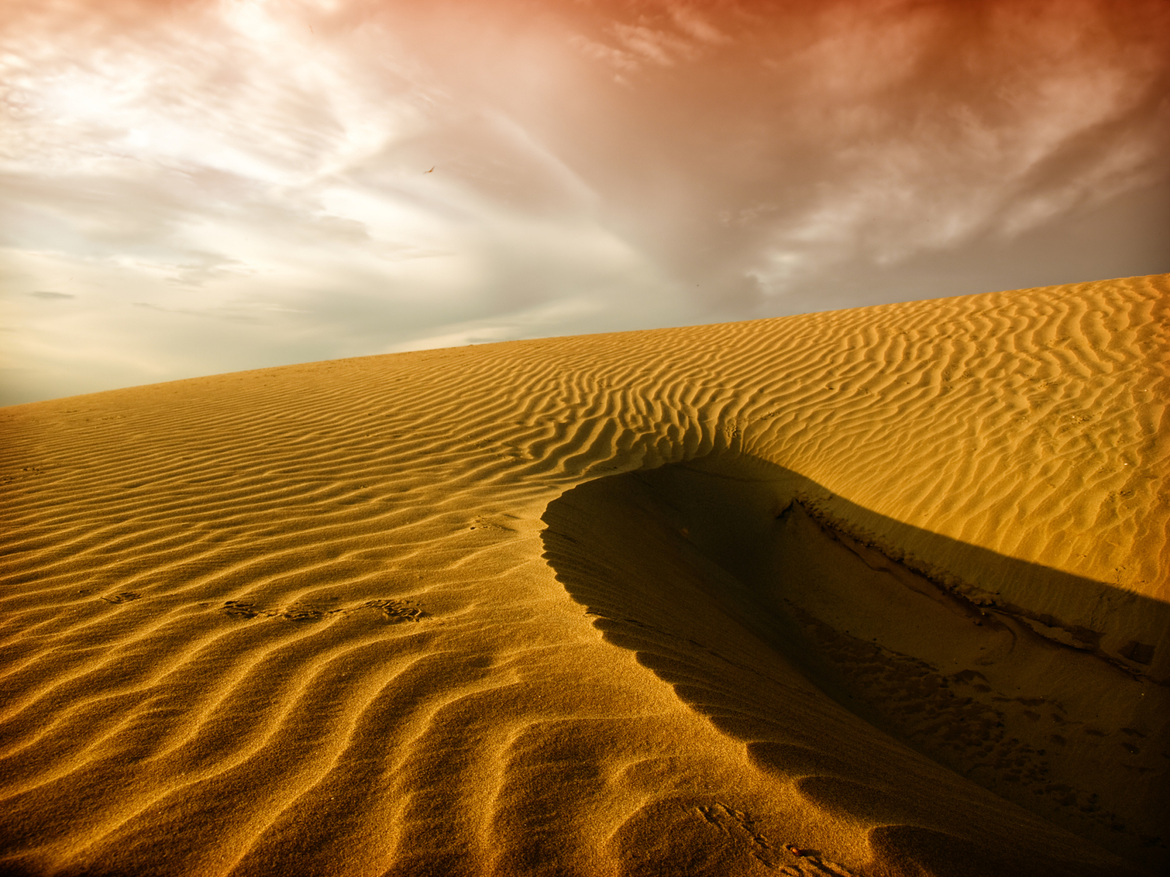 内蒙古巴音戈壁中的玛瑙湖,不仅盛产玛瑙,还有蛋白玉,风凌石,水晶石等