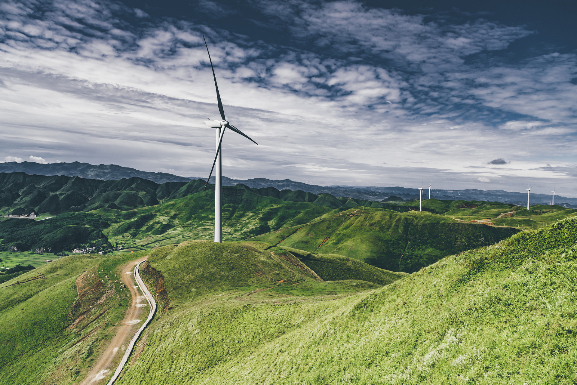 位于贵州省毕节市赫章县兴发乡中营村的韭菜坪景区,由大小两个山峰