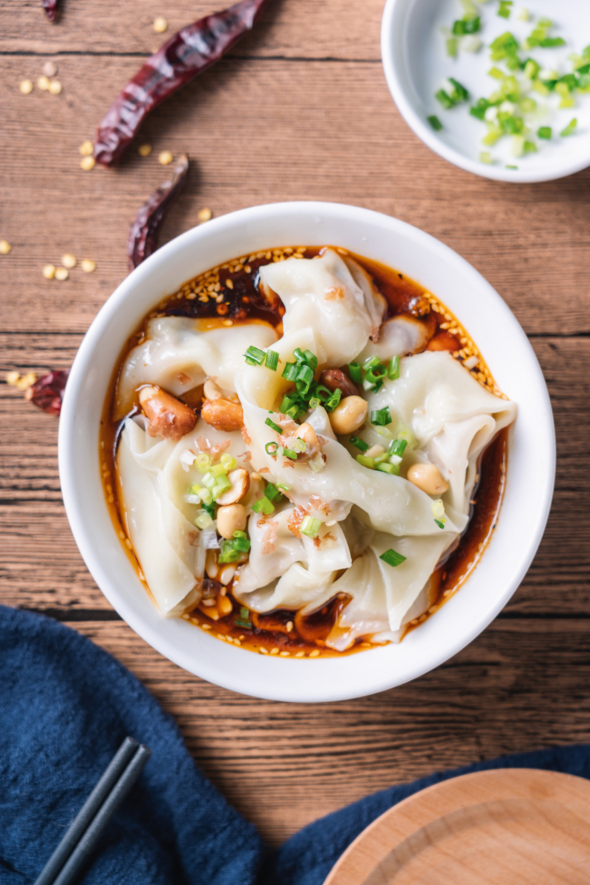 龙抄手是成都的传统小吃之一,以其皮薄馅嫩,味道鲜美而闻名.