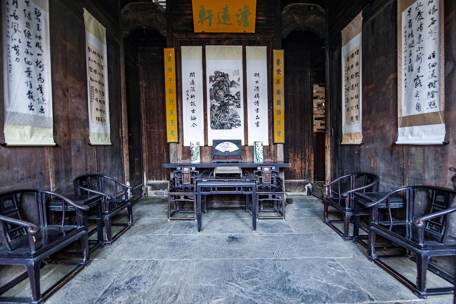 古代中堂的布置遵循对称原则,以中轴线为基准,家具,挂屏,书画等,都以