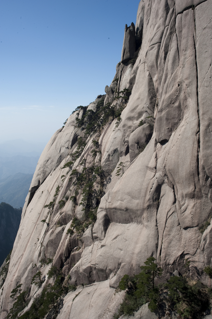 这座山峰,因其雄伟壮丽和极其险峻的特点,而被称为"天山都会".