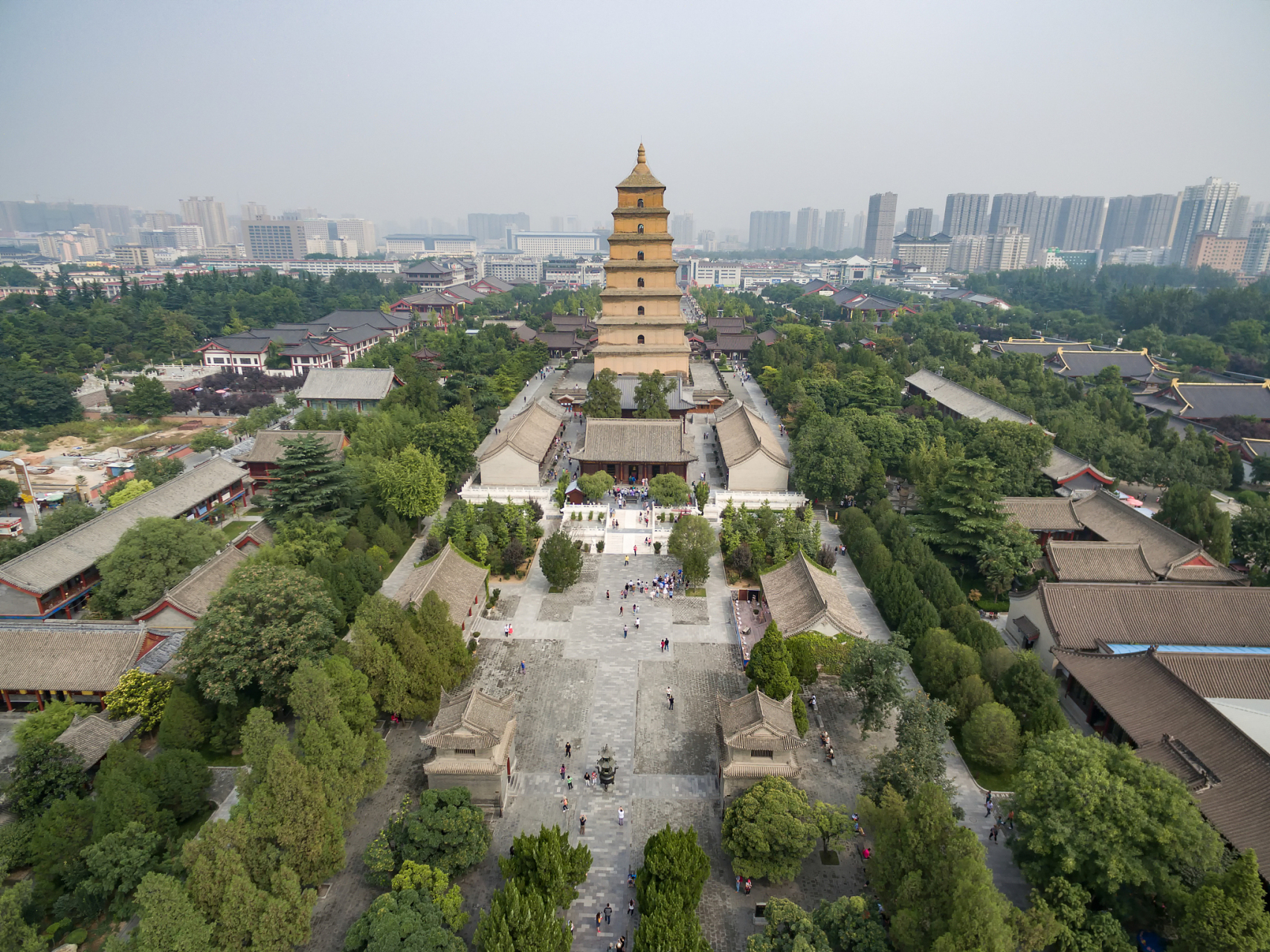 大雁塔原名慈恩寺塔,位于慈恩寺内.