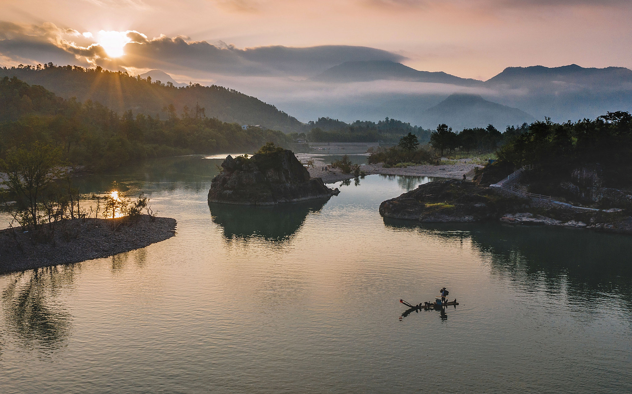 在浙江丽水青田县的小村庄,水面倒映着天空和云朵,营造出水天一色的