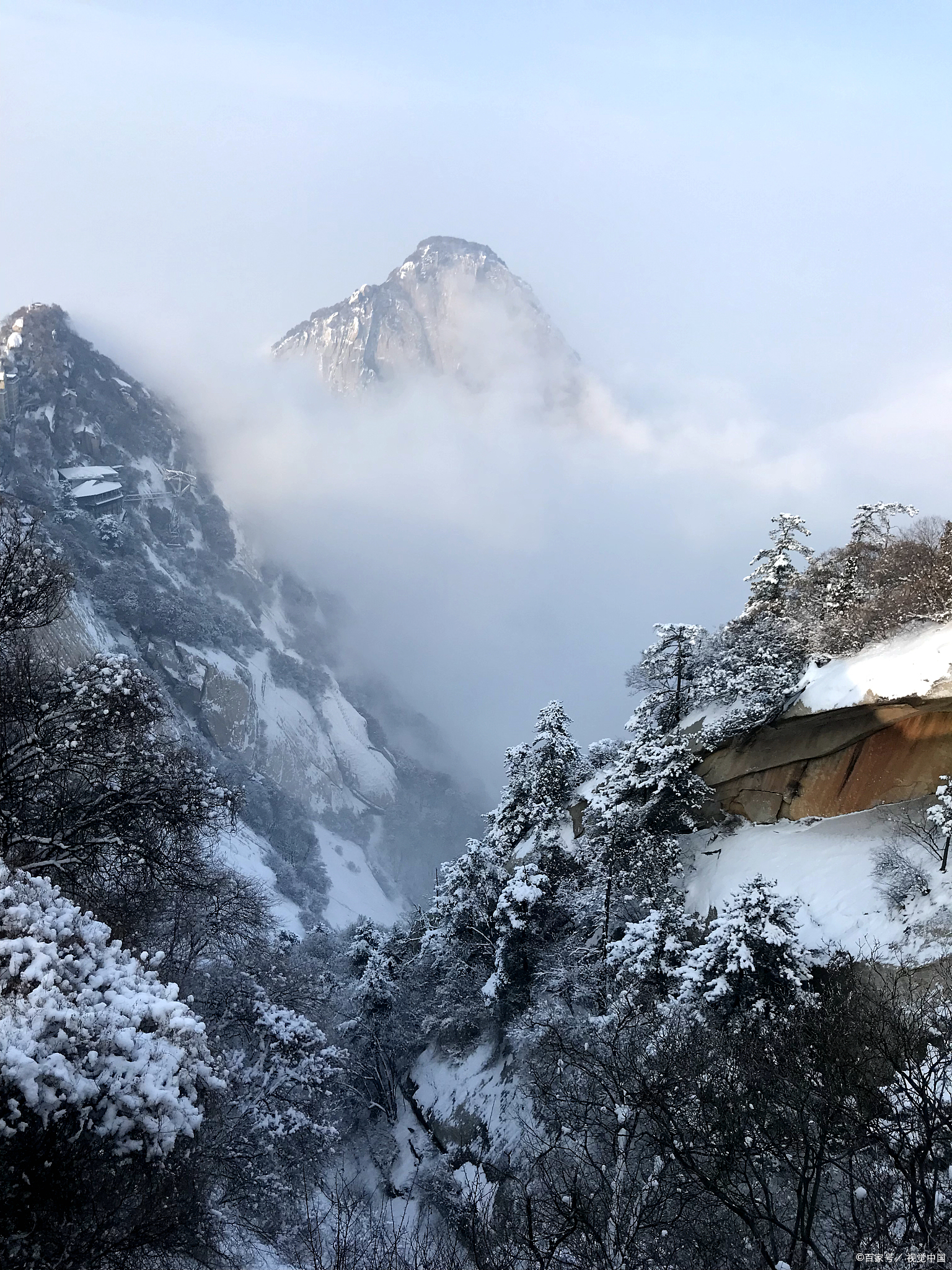 冬季的华山被白雪覆盖,银装素裹,宛如一个白色的仙境