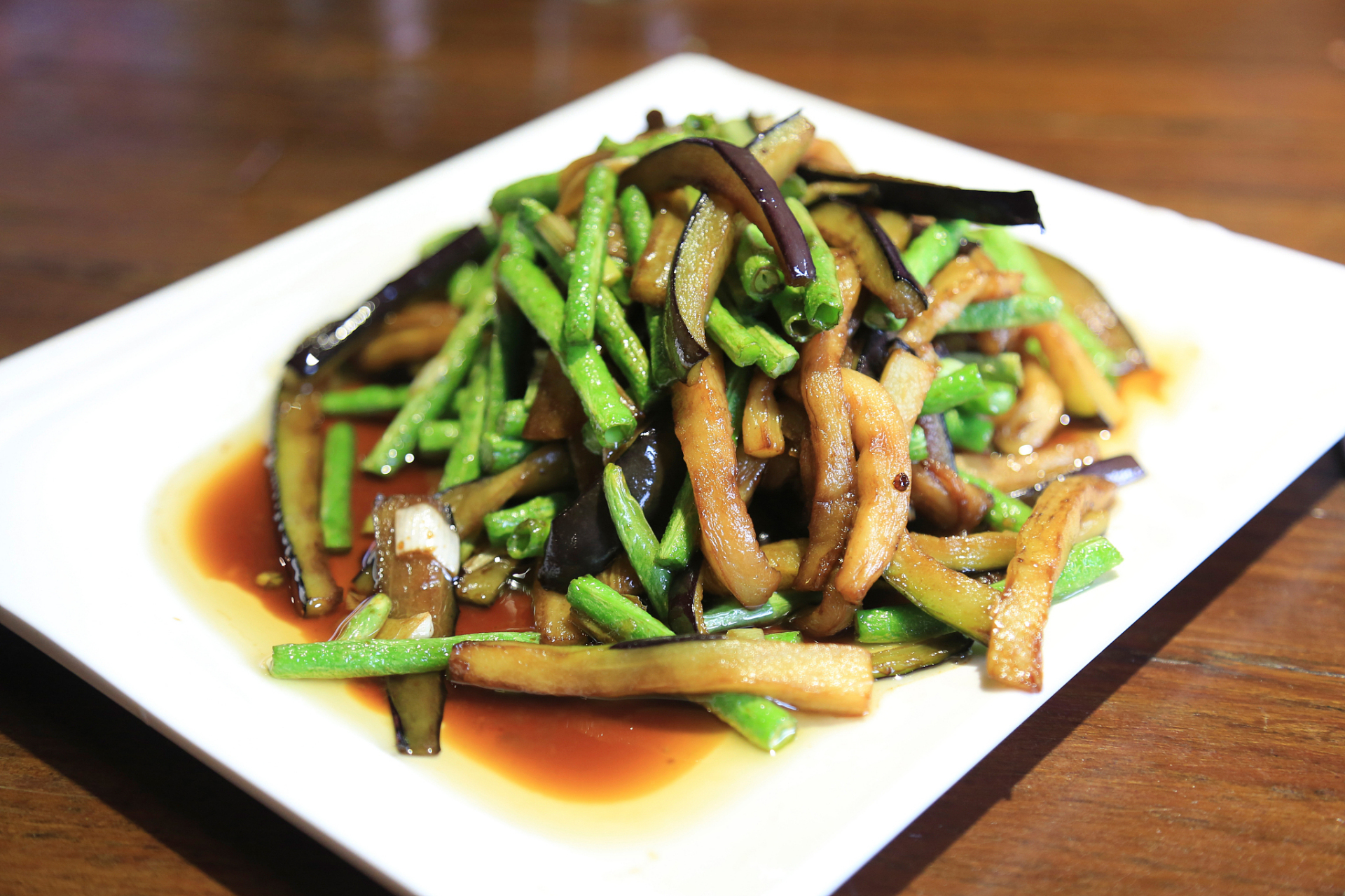 肉丝尖椒烧茄条 食材:茄子两个,尖椒四个,猪肉一百克,食用油,食用盐