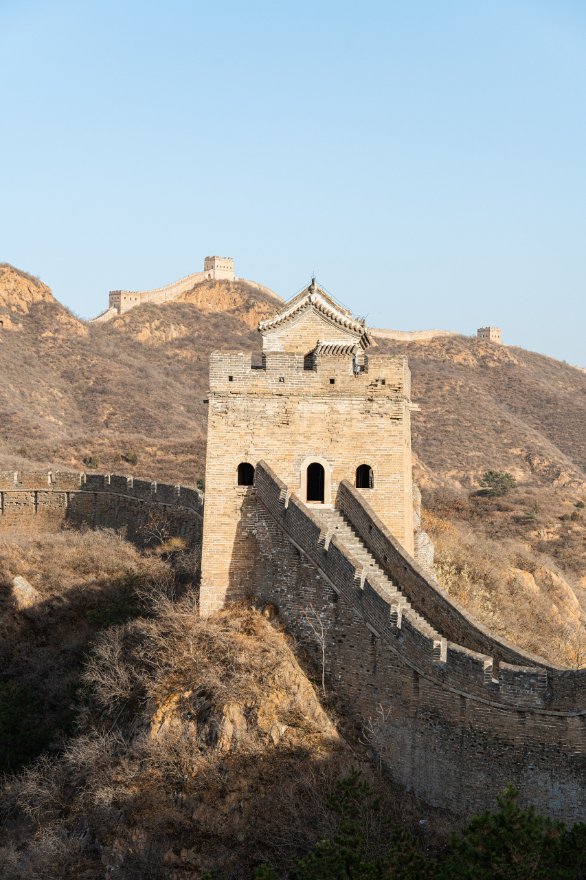 山海关的自然风光和美食同样吸引人,老龙头景区和山海关大螃蟹