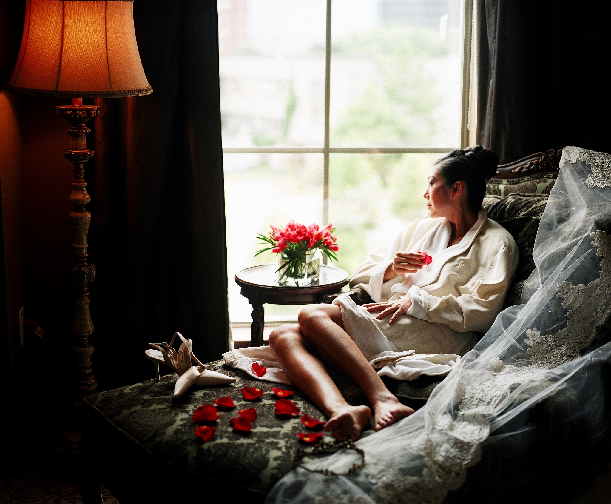 这位温婉的女士,轻轻拉着丈夫的手,眼中闪烁着对生活的淡然与坚韧.